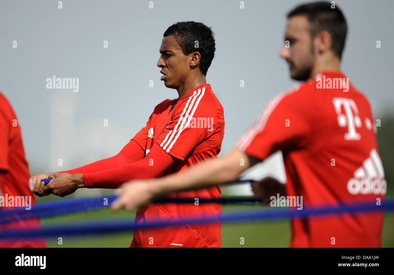 FC Bayern Munich's newcomer Luiz Gustavo (L) and teammate Diego Contento practice at a training camp in Doha, Qatar, 04 January 2011. FC Bayern Munich prepares for the second half of the season 2010/2011 with a training camp that takes place between 02 and 09 January in Qatar. Photo: Andreas Gebert Stock Photo