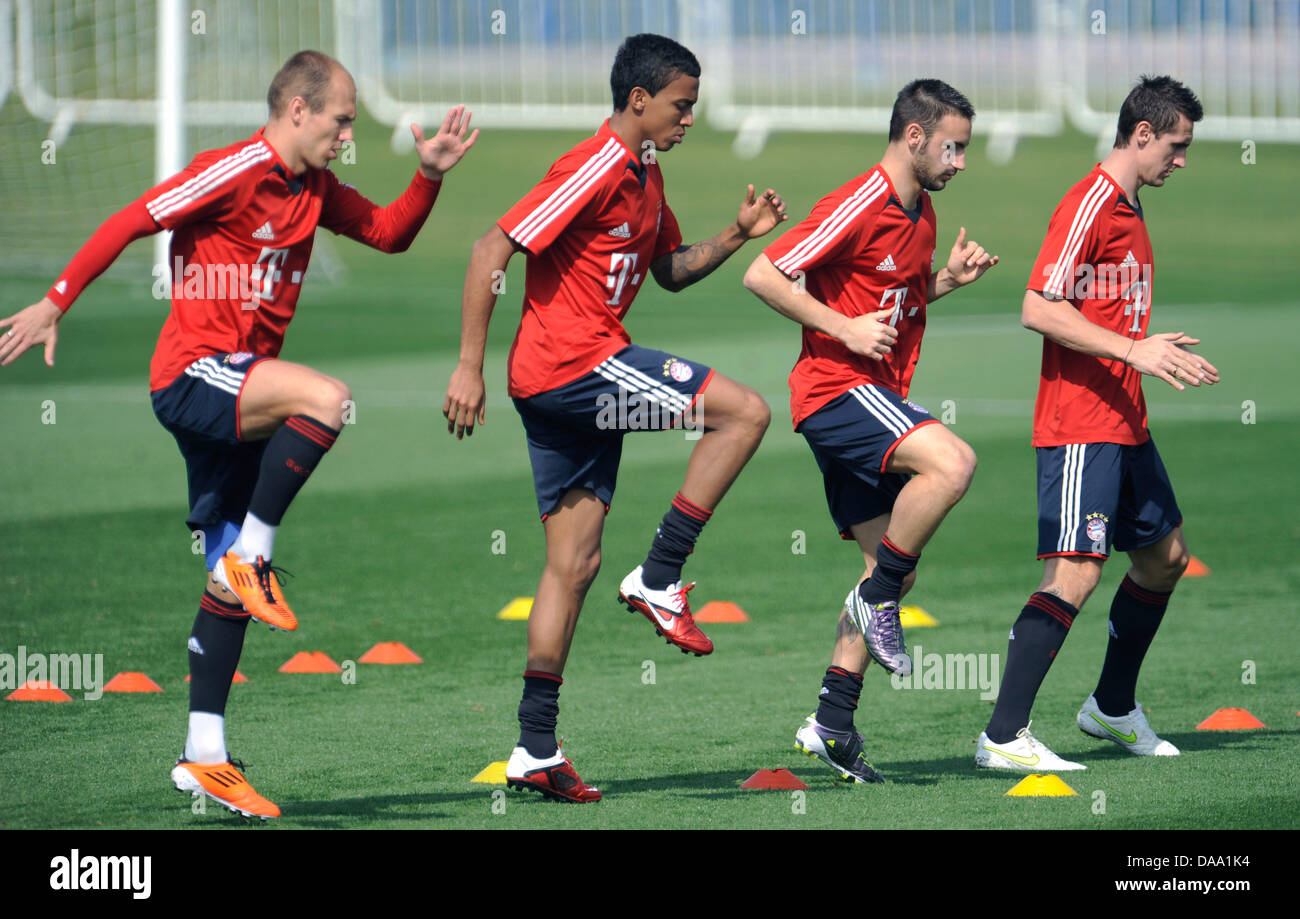 FC Bayern Munich's Arjen Robben (L-R), Luiz Gustavo, Diego Contento and Miroslav Klose warm up during a practice session at a training camp in Doha, Qatar, 05 January 2011. FC Bayern Munich prepares for the second half of the season 2010/2011 with a training camp that takes place between 02 and 09 January in Qatar. Photo: Andreas Gebert Stock Photo