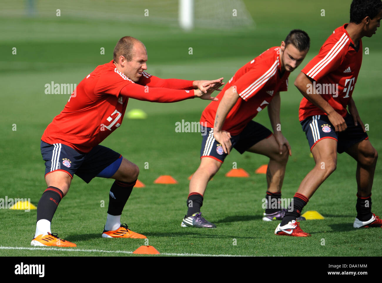 FC Bayern Munich's Arjen Robben (L-R), Diego Contento and Luiz Gustavo practice at a training camp in Doha, Qatar, 05 January 2011. FC Bayern Munich prepares for the second half of the season 2010/2011 with a training camp that takes place between 02 and 09 January in Qatar. Photo: Andreas Gebert Stock Photo