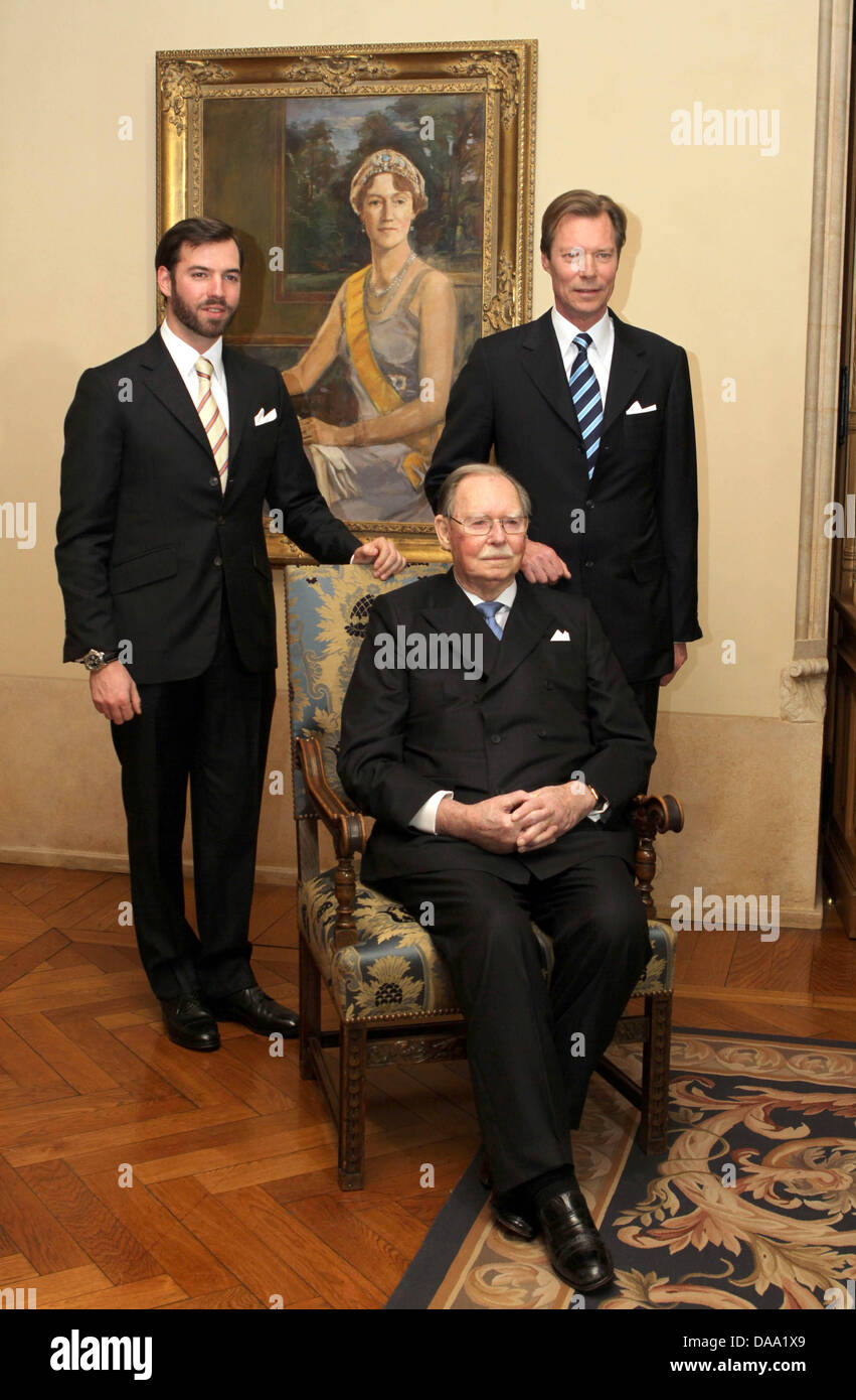 Luxembourg's Grand Duke Jean (C) poses with Grand Duke Henri (R) and  Guillaume, Hereditary Grand Duke of Luxembourg (L) for a group photo  picturing three generations on his 90th birthday at the