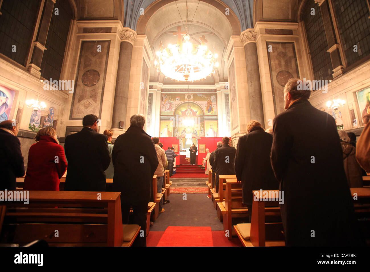 Gläubige nehmen am Donnerstagabend (06.01.2011) am Weihnachtsgottesdienst in der koptisch-orthodoxen 'St. Petrus der letzte Märtyrer'-Kirche in Hamburg teil. Am Montag waren Berichte bekannt geworden, denenzufolge die Kopten in der Nacht zum 7. Januar Zielscheibe für neue terroristische Aktivitäten sein könnten. In dieser Nacht erreichen die Weihnachtsfeiern von orthodoxen Christen Stock Photo