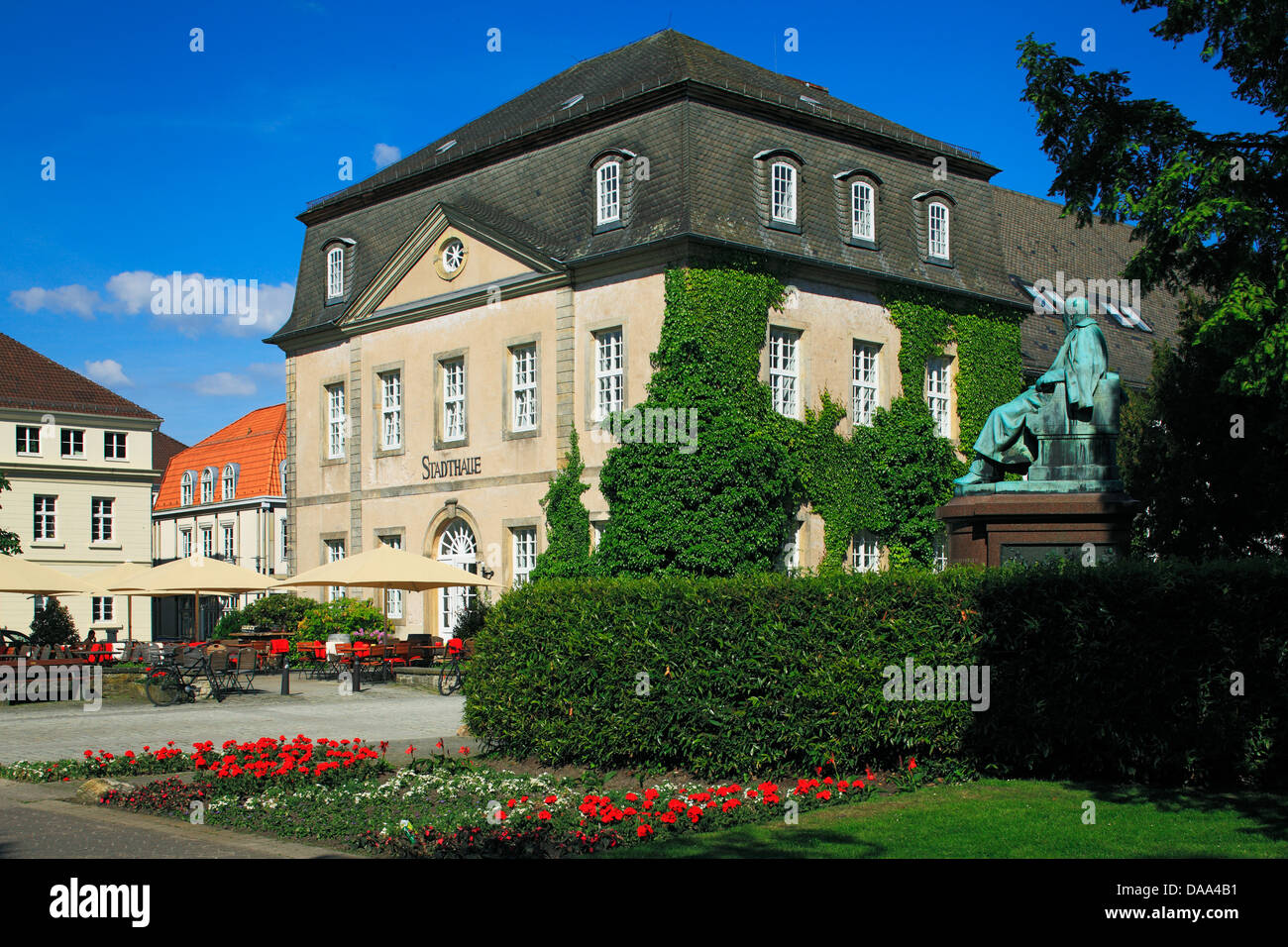 Stadthalle mit Denkmal Graf und Regent Ernst zur Lippe-Biesterfeld von Heinrich Wefing im Schlosspark von Detmold, Teutoburger Wald, Nordrhein-Westfal Stock Photo