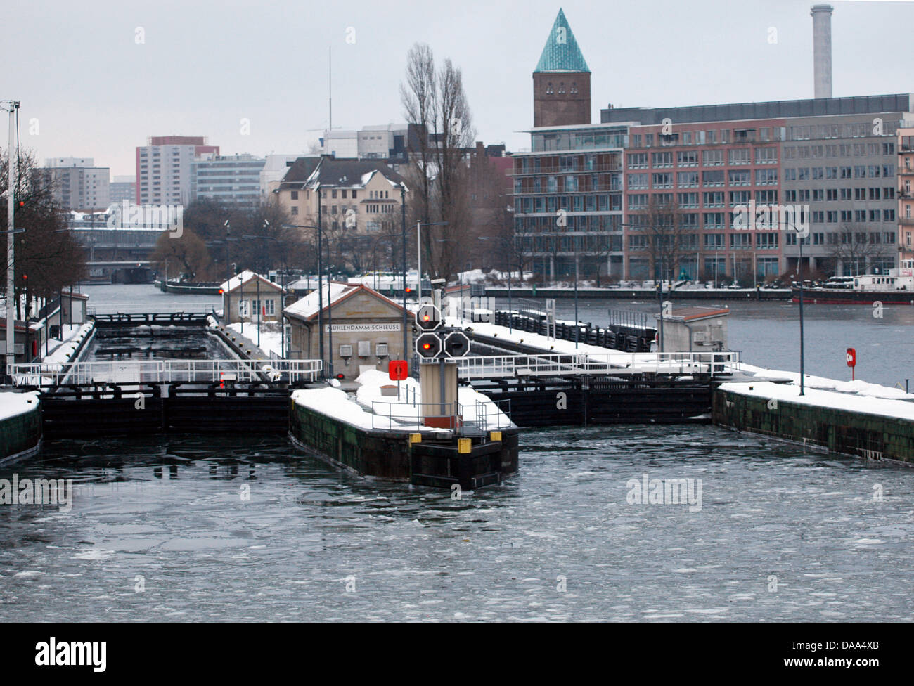 Ice floes float in the Spree in Berlin, Germany, 01 January 2011. Photo: Florian Schuh Stock Photo