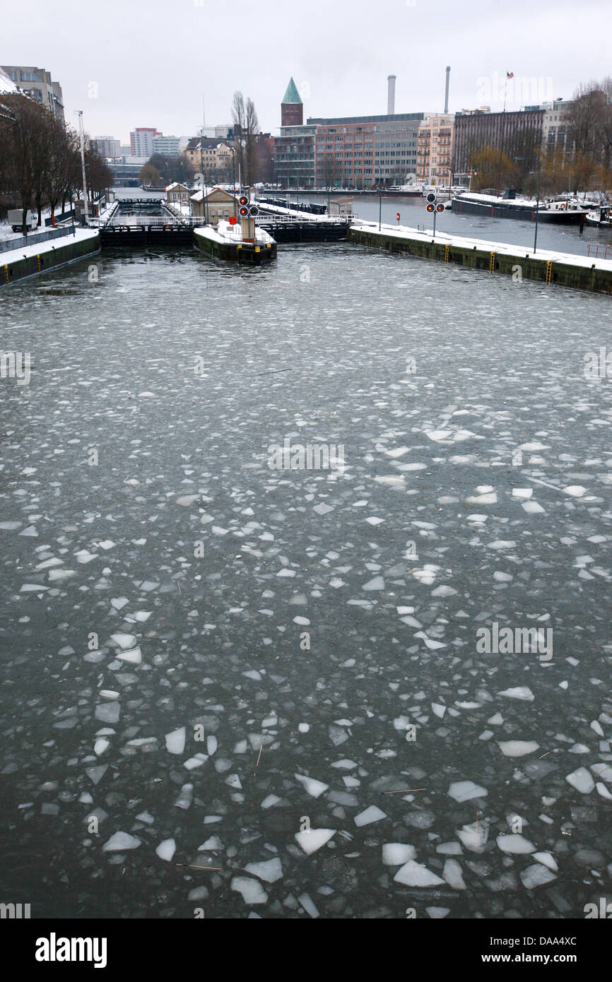 Ice floes float in the Spree in Berlin, Germany, 01 January 2011. Photo: Florian Schuh Stock Photo