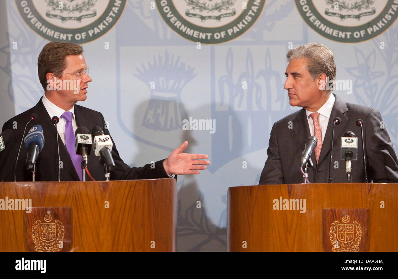 Bundesaußenminister Guido Westerwelle und sein pakistanischer Amtskollege Shah Mehmood Qureshi geben am Samstag (08.01.2011) in Islamabad ein gemeinsames Pressestatement ab. Foto: Thomas Trutschel  dpa Stock Photo