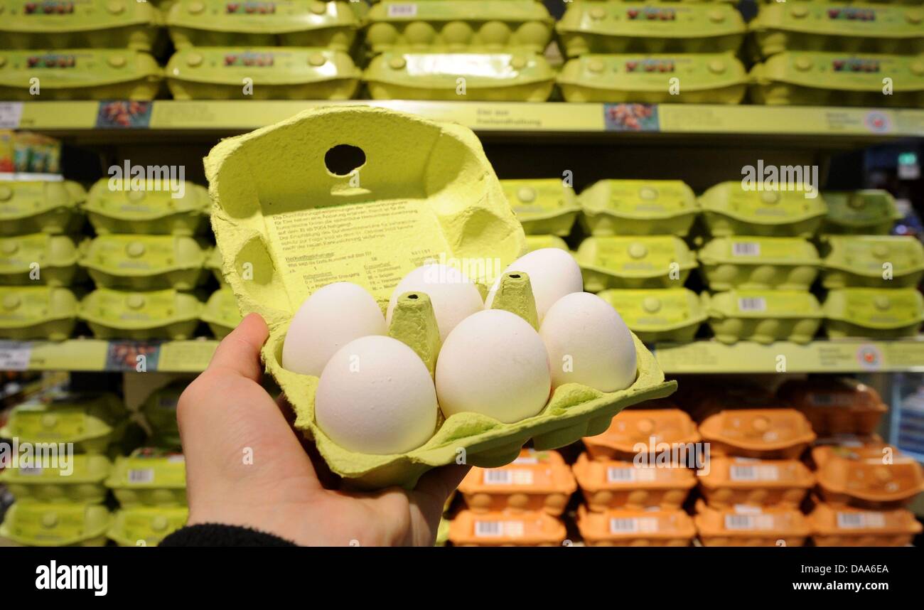 A pack of eggs pictured in a supermarket in Muelheim Ruhr, Germany, 10 January 2011. German Ministry of Consumer Protection released that within the scope of the dioxin scandal, 18 probes of eggs and one of layinfg hen meat were contaminated with dioxin. Photo: Julian Stratenschulte Stock Photo