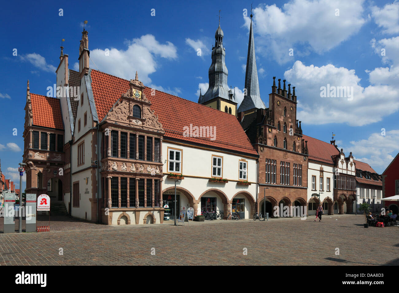 UNESCO Weltkulturerbe, Rathaus mit Apothekenerker und evangelischer Kirche Sankt Nikolai in Lemgo, Weserbergland, Nordrhein-Westfalen Stock Photo