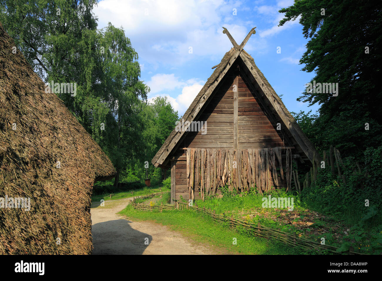 Holzhaus aus der Steinzeit, Archaeologischen Freilichtmuseum in Oerlinghausen, Teutoburger Wald, Nordrhein-Westfalen Stock Photo