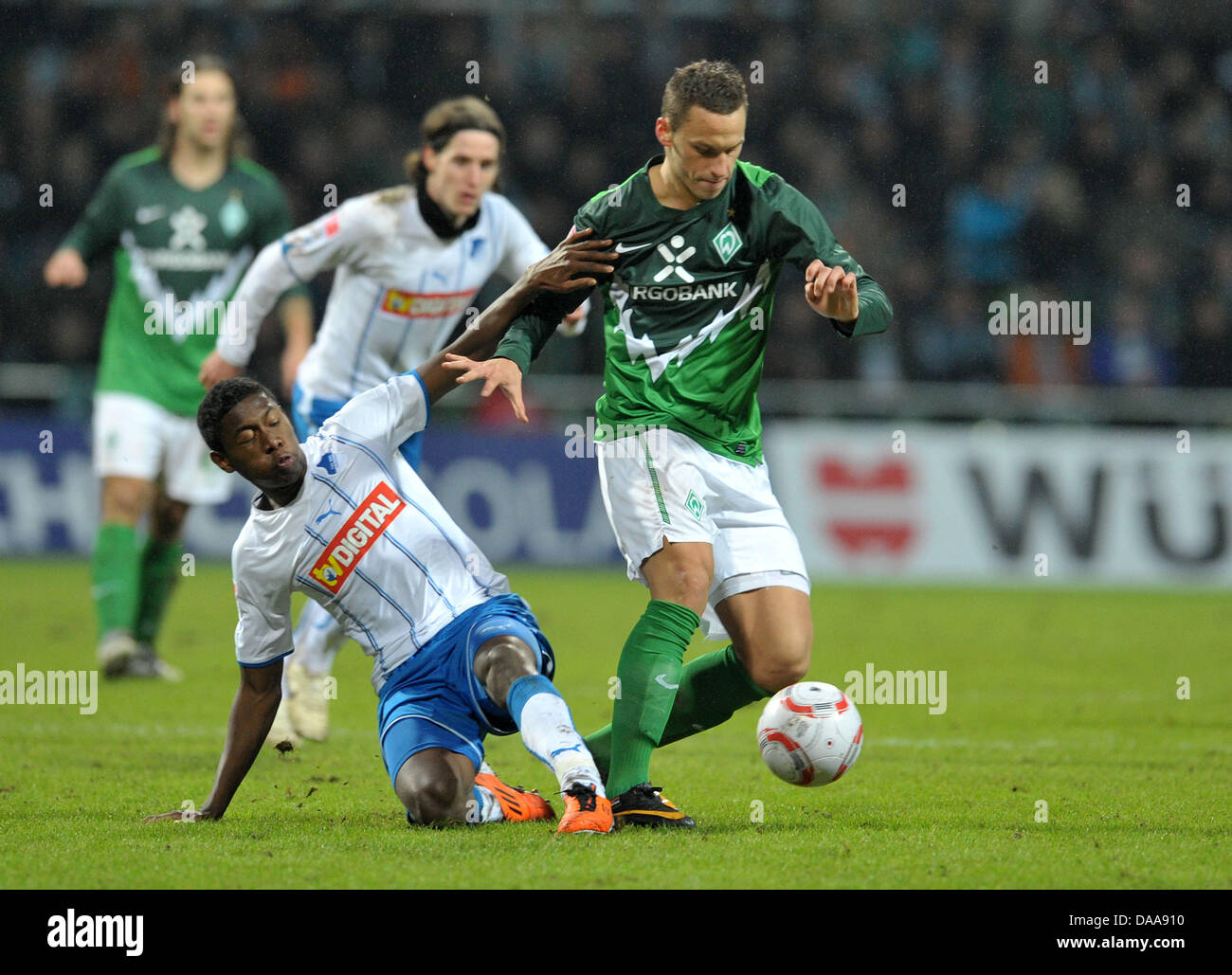 Fu§ball Bundesliga, 18. Spieltag, Werder Bremen -  1899 Hoffenheim am Samstag (15.01.2011) im Weser Stadion in Bremen. Der Bremer Marko Arnautovic gegen  Isaac Vorsah von Hoffenheim.  Foto: Carmen Jaspersen dpa/lni (Achtung Sperrfrist! Die DFL erlaubt die Weiterverwertung der Bilder im IPTV, Mobilfunk und durch sonstige neue Technologien erst zwei Stunden nach Spielende. Die Publik Stock Photo