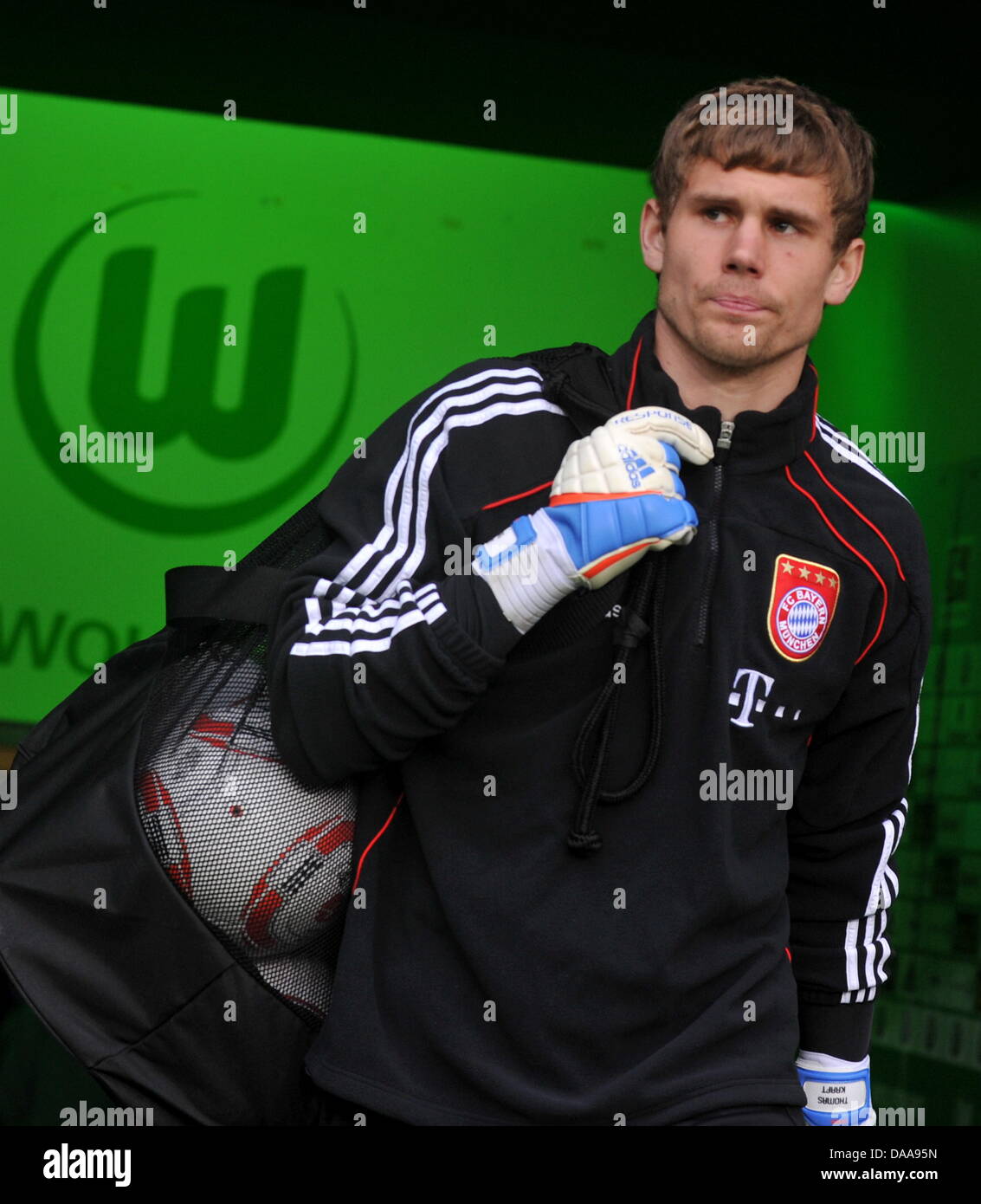 Munich's goalkeepers Thomas Kraft arrives at the pitch prior to German Bundesliga match VfL Wolfburg vs. FC Bayern Munich at the Volkswagen Arena in Munich, Germany, 15 January 2011. The match ended in a draw (1-1). Photo: Jochen Luebke Stock Photo