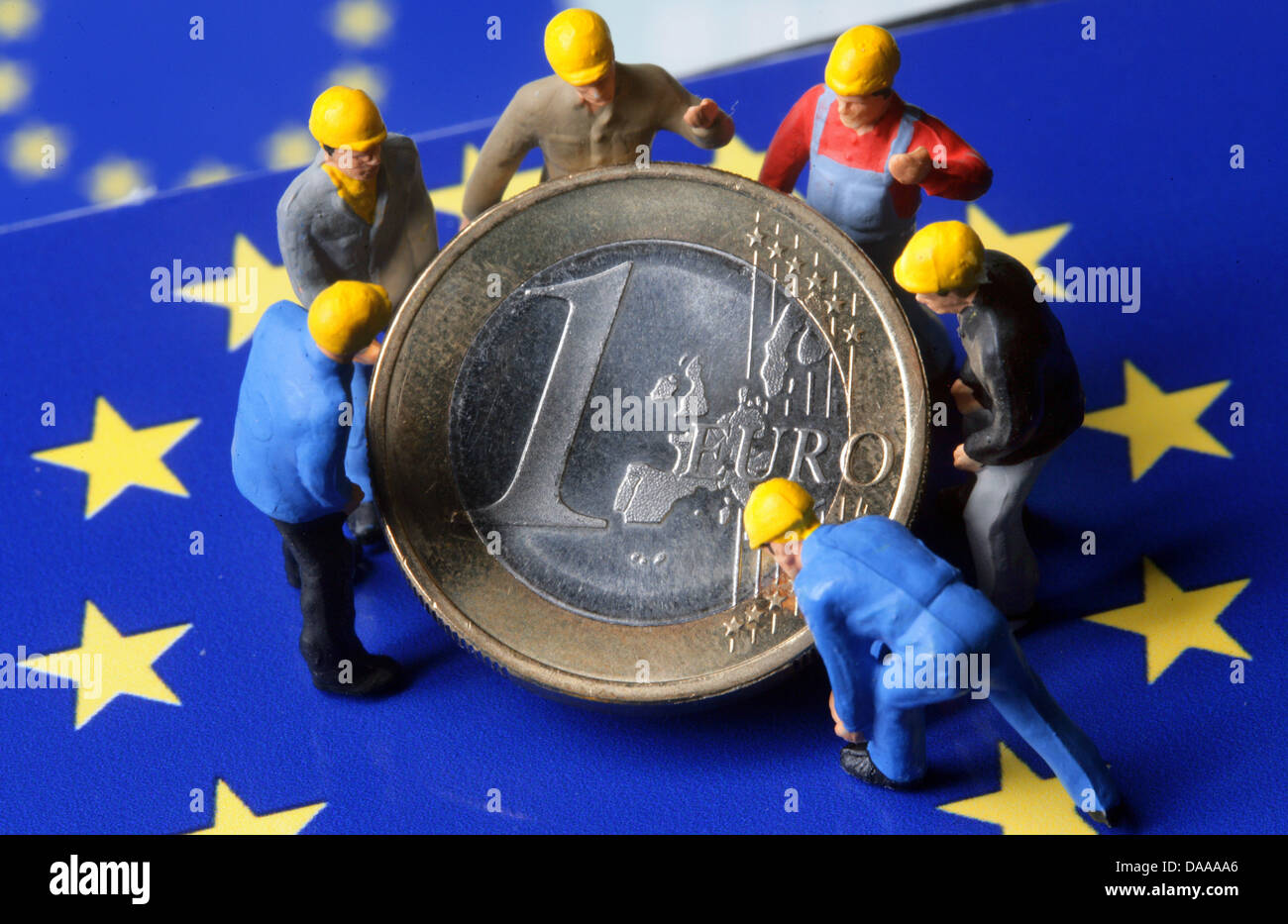 Miniature construction workers surround an one-euro coin in Schwerin, Germany, 17 January 2011. The same day, Finance Ministers of European Union (EU) member states meet in Brussels to discuss on the debt crisis, situation in Portugal and trade cycle expectations. Photo: Jens Buettner Stock Photo