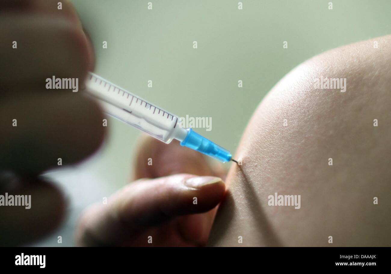 A file picture dated 02 November 2009 shows a dose of the immunisation medication Pandemrix at a doctor's praxis in Hamburg, Germany. In Cologne, Germany, a six-year-old girl died of influenza. At the university hospital in Essen, Germany, a 57-year-old man died, who was already weakened by a severe lung deficiency. The union of German pediatricians recommends an immunisation for y Stock Photo