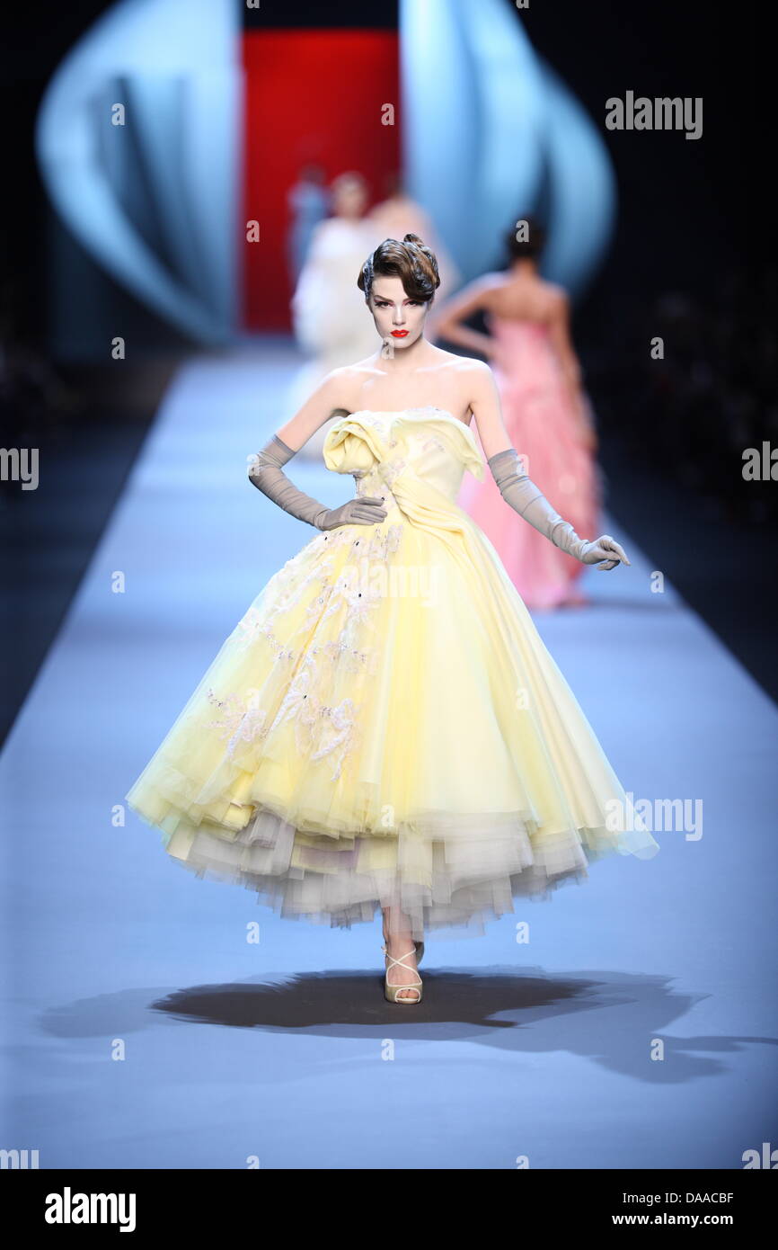 John galliano dress hi-res stock photography and images - Alamy