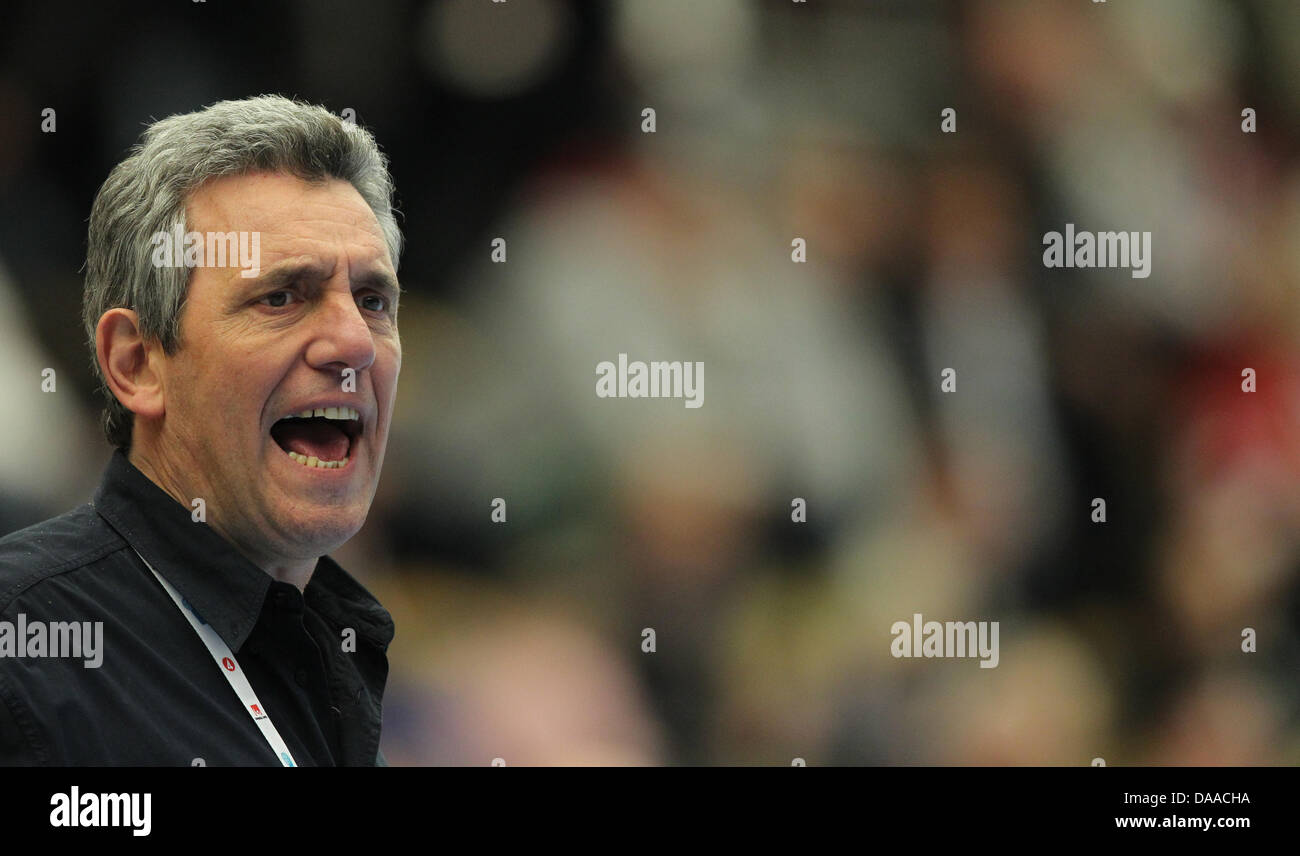 Claude Onesta, Headcoach of France shouts during the Men's Handball World Championship main round group 1 match Norway against France in Joenkoeping, Sweden, 24 January 2011. Photo: Jens Wolf Stock Photo