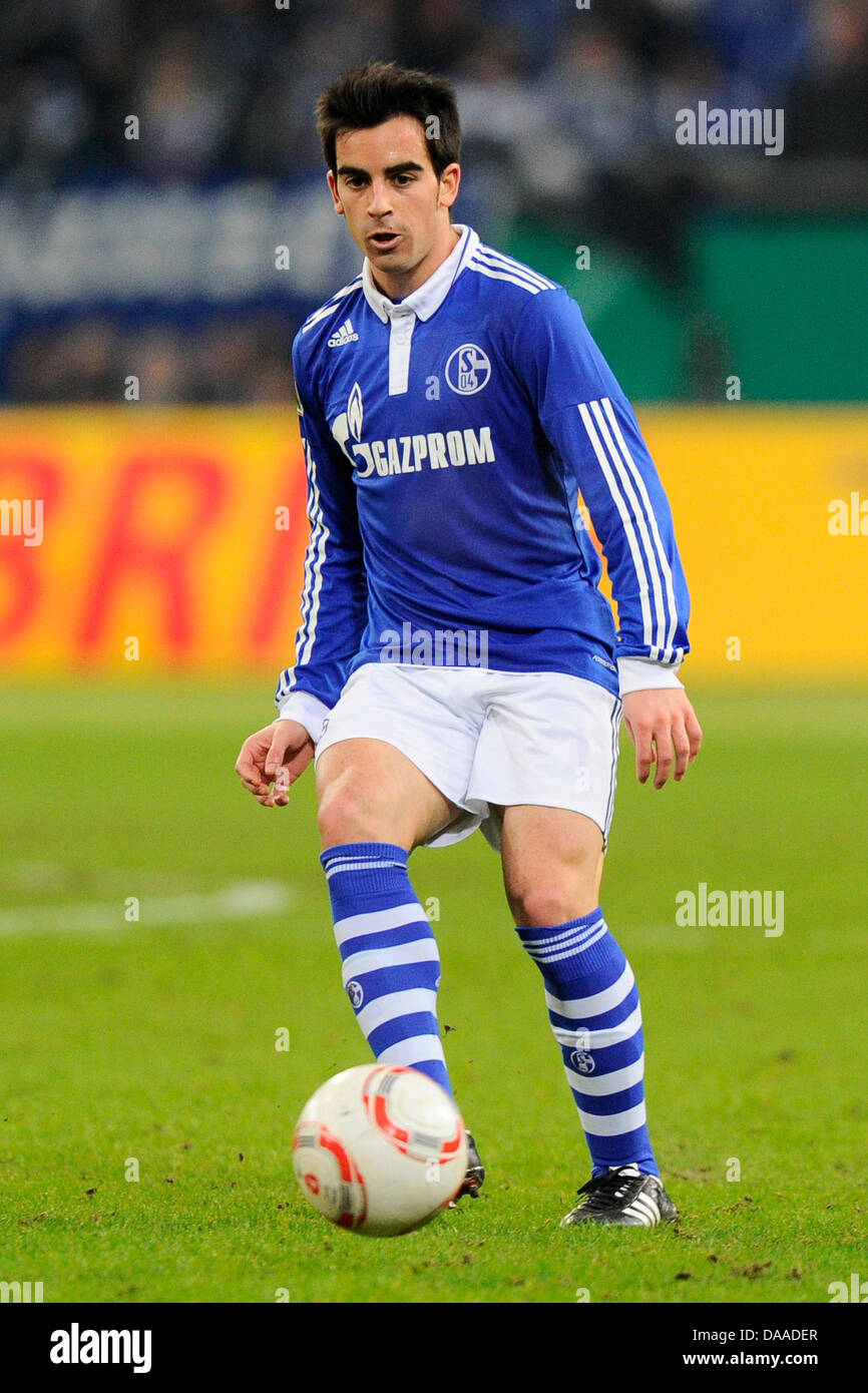 schalke-s-jose-manuel-jurado-controls-the-ball-during-dfb-cup-quarter