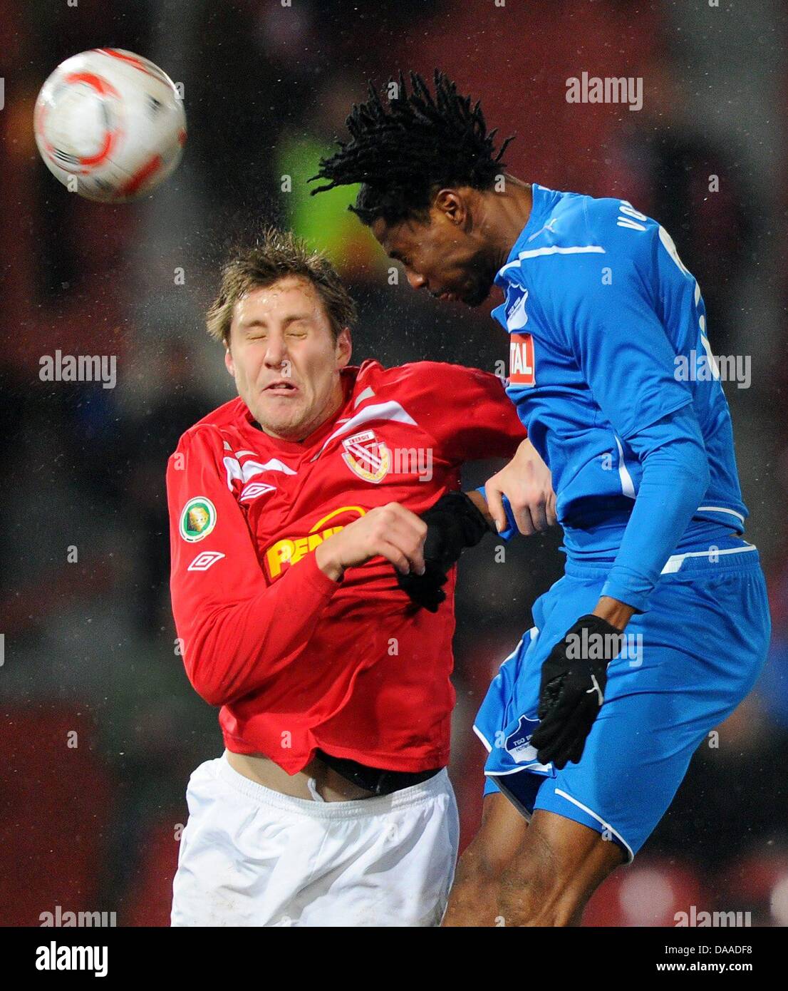 Fußball DFB-Pokal Viertelfinale: FC Energie Cottbus - TSG 1899 Hoffenheim am Mittwoch (26.01.2011) im Cottbuser Stadion der Freundschaft. Kopfballduell zwischen Energies Markus Brzenska (l) und Hoffenheims Isaac Vorsah. Foto: Thomas Eisenhuth dpa/lbn (Achtung! Der DFB untersagt die Verwendung von Sequenzbildern im Internet und in Online-Medien während des Spiels (einschließlich Hal Stock Photo