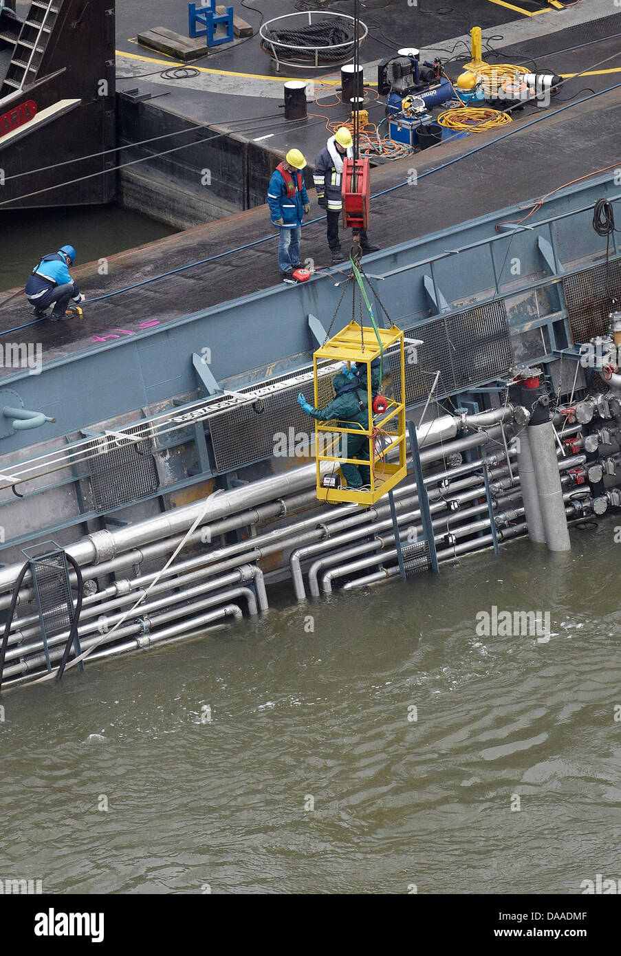 Rescue forces examine the ship's side of the capsized acid barge on Rhine river near St Goarshausen, Germany, 27 January 2011. According to examiniations, the capsized barge may explode, press centre 'Havarie Loreley' announced the same day. Photo: THOMAS FREY Stock Photo