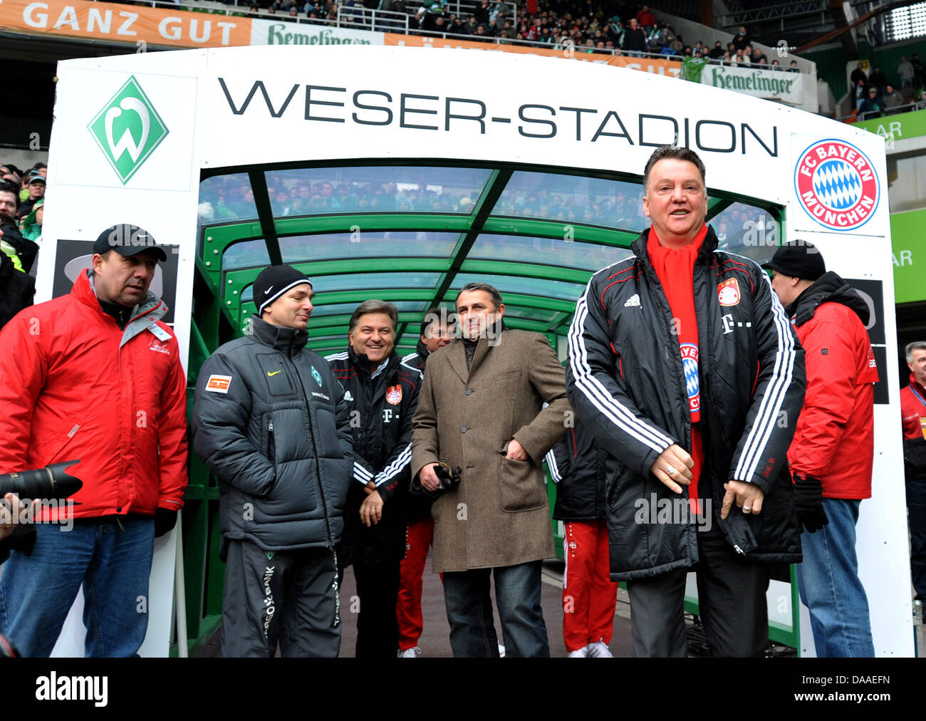 Bayern Munich's head coach Louis van Gaal (R) and Werder Bremen's managing director Klaus Allofs (2nd from R, back) arrives at the stadium prior to the Bundesliga soccer match between Werder Bremen and Bayern Munich in the Weser Stadion in Bremen, Germany, 29 January 2011. Photo: Carmen Jaspersen Stock Photo