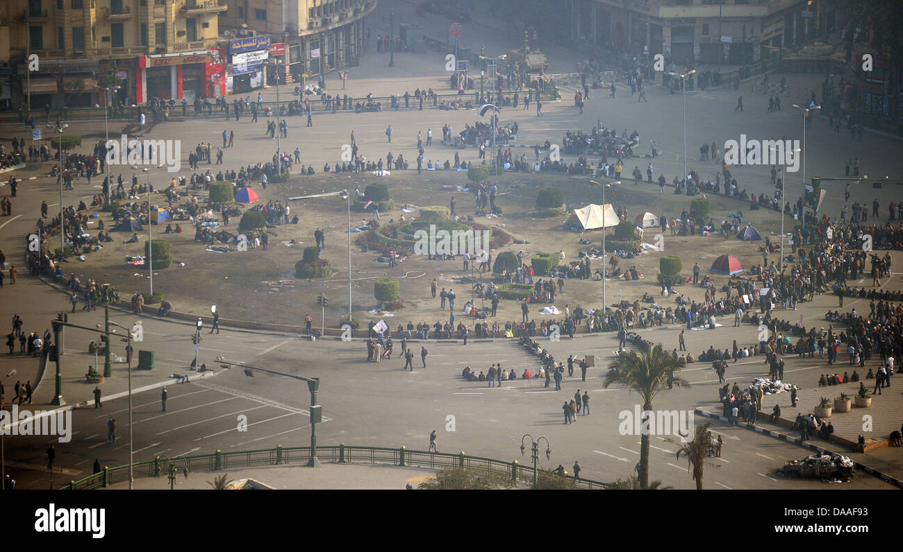 Einige hundert Demonstranten haben die Nacht zum Montag (31.01.2011) trotz Ausgangssperre auf dem zentralen Tharir-Platz in Kairo verbracht und ihren Protest gegen das Regime von Präsident  Mubarak fortgesetzt. Nach Angaben der ägyptischen Staatsmedien will die Polizei am  Montag in der Stadt wieder Präsenz zeigen. Foto: Hannibal dpa Stock Photo