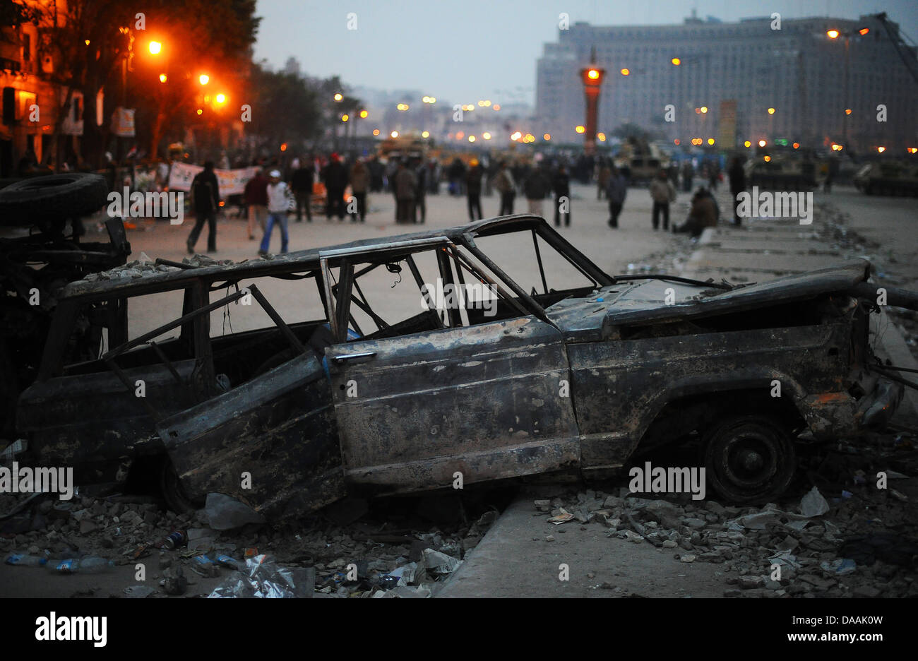 Demonstranten bilden am Samstagmorgen (05.02.2011) auf dem Tahrir-Platz in Kairo Ketten, um ankommende Personen nach Waffen zu durchsuchen. Tausende Demonstranten übernachteten auf dem Platz. Es kam zu keinen größeren Auseinandersetzungen. Foto: Hannibal dpa Stock Photo