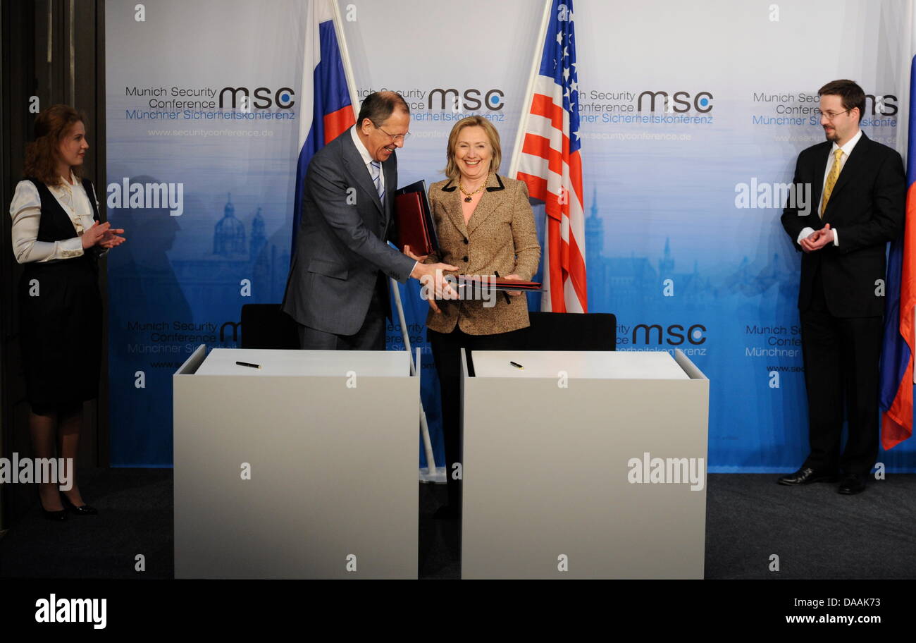 Die US-Außenministerin, Hillary Clinton (r), und der russische Außenminister, Sergej Lawrow, tauschen am Samstag (05.02.2011) bei der 47. Sicherheitskonferenz in München (Oberbayern) die Verträge zum neuen Start-Abkommen aus. Das neueAbkommen zwischen den USA und Russland ist der umfassendste atomare Abrüstungsvertrag seit zwei Jahrzehnten. Die Abkürzung Start steht für Strategic A Stock Photo