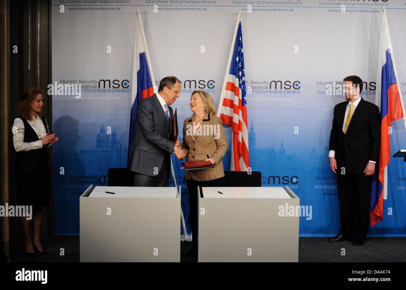 Die US-Außenministerin, Hillary Clinton (r), und der russische Außenminister, Sergej Lawrow, tauschen am Samstag (05.02.2011) bei der 47. Sicherheitskonferenz in München (Oberbayern) die Verträge zum neuen Start-Abkommen aus. Das neueAbkommen zwischen den USA und Russland ist der umfassendste atomare Abrüstungsvertrag seit zwei Jahrzehnten. Die Abkürzung Start steht für Strategic A Stock Photo