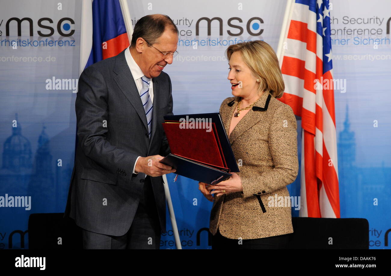 Die US-Außenministerin, Hillary Clinton (r), und der russische Außenminister, Sergej Lawrow, tauschen am Samstag (05.02.2011) bei der 47. Sicherheitskonferenz in München (Oberbayern) die Verträge zum neuen Start-Abkommen aus. Das neueAbkommen zwischen den USA und Russland ist der umfassendste atomare Abrüstungsvertrag seit zwei Jahrzehnten. Die Abkürzung Start steht für Strategic A Stock Photo