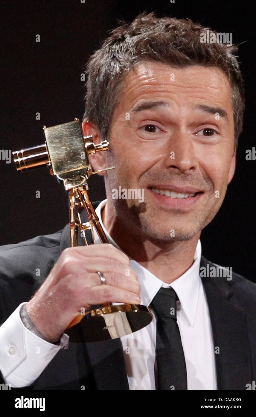 German TV presenter Dirk Steffen holds his trophy for best information program during the 46th Golden Camera award ceremony in Berlin, Germany, 5 February 2011. The award honours the audience's favourites from film, television, sports and media. Photo: Tobias Schwarz dpa/lbn Stock Photo