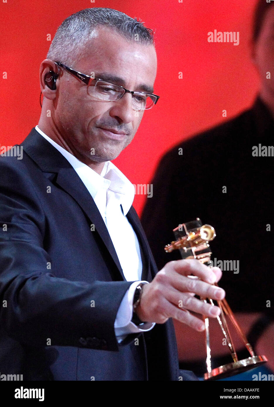 Italian singer Eros Ramazzotti holds his trophy for best international music artist during the 46th Golden Camera award ceremony in Berlin, Germany, 5 February 2011. The award honours the audience's favourites from film, television, sports and media. Photo: Tobias Schwarz dpa/lbn Stock Photo