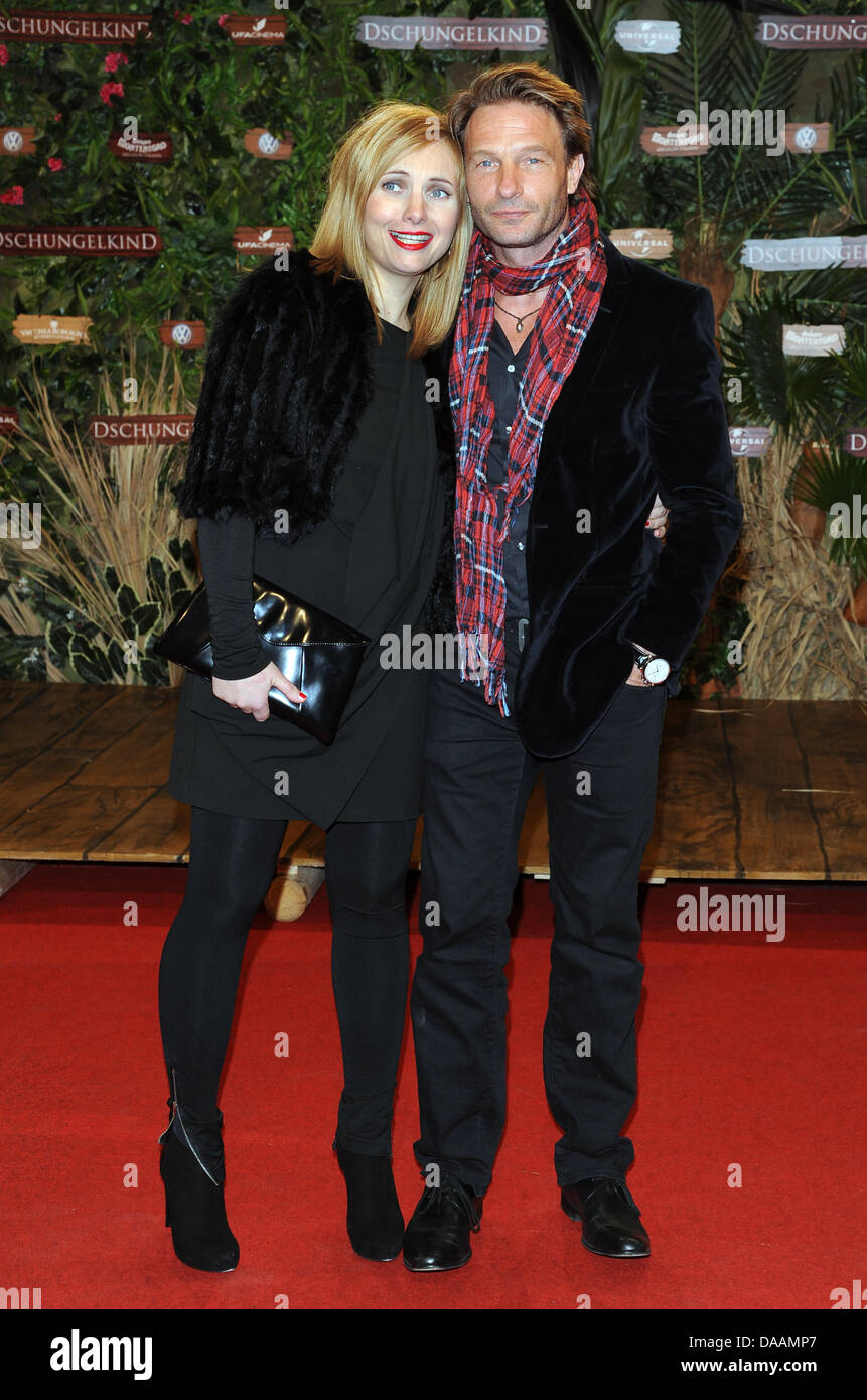 German actors Nadja Uhl (L) and Thomas Kretschmann (R) pose at the premiere of the film 'Djungle Child' in Berlin, Germany, 07 February 2011. The film is in German cinemas from 17 February 2011. Photo: Jens Kalaene Stock Photo