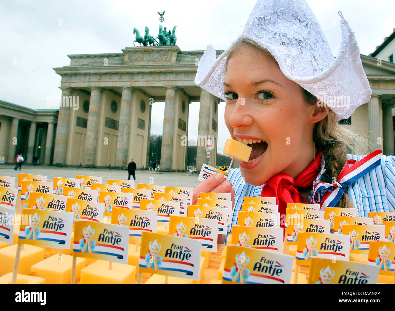 On the occasion of the world's biggest fair for food, agriculture and hortriculture, the International Green Week Berlin, Mandy Smits presents fresh Gouda at the Brandenburg Gate in Berlin, Germany, 20 January 2011. Ms Snits impersonates the advertising character 'Frau Antje', representing Dutch dairy. The Green Week last from 21 until 30. January 2011. Photo: WOLFGANG KUMM Stock Photo
