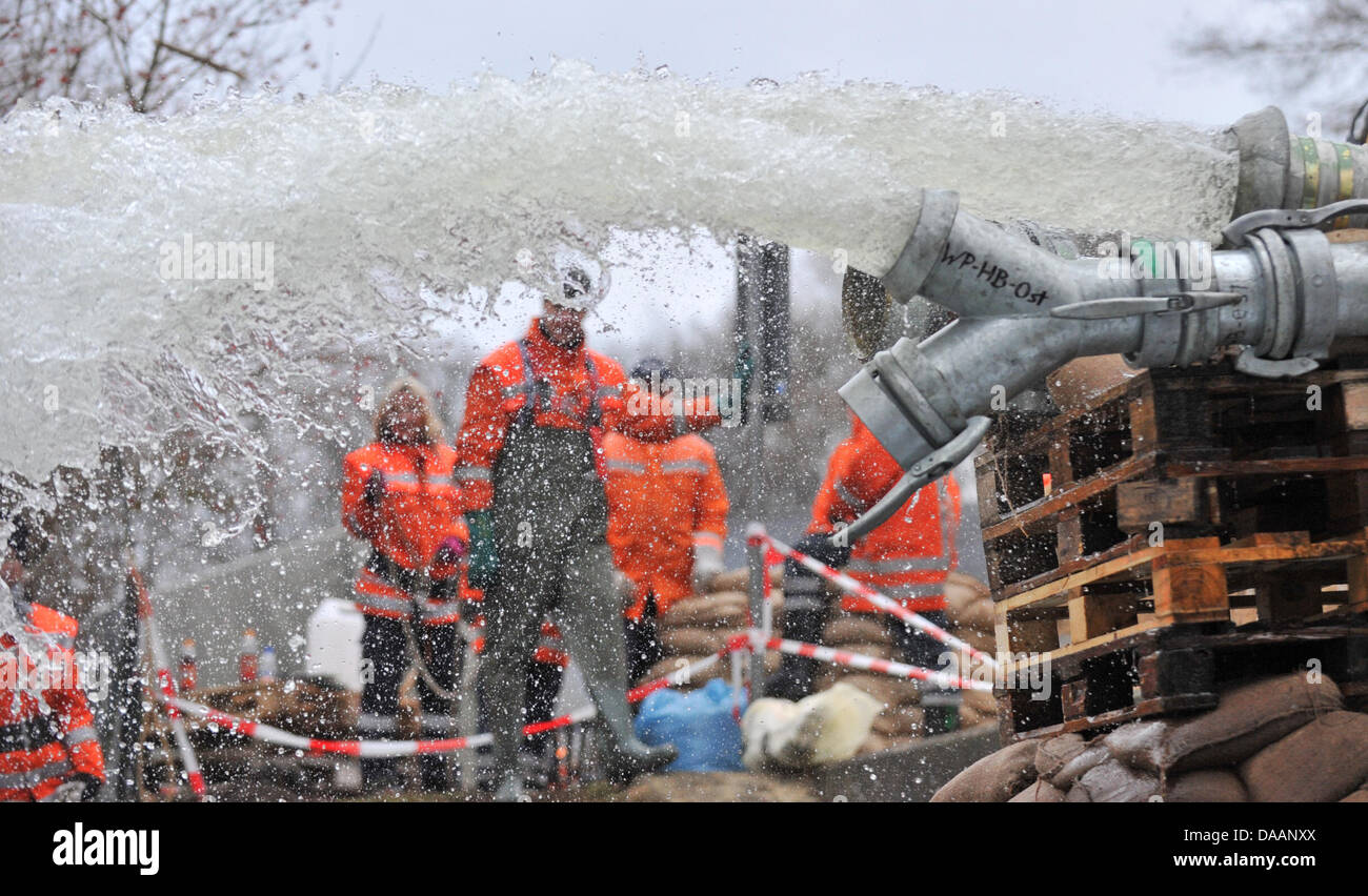 Firemen erect a set up a pump at the banks of the Elbe river in Neu ...