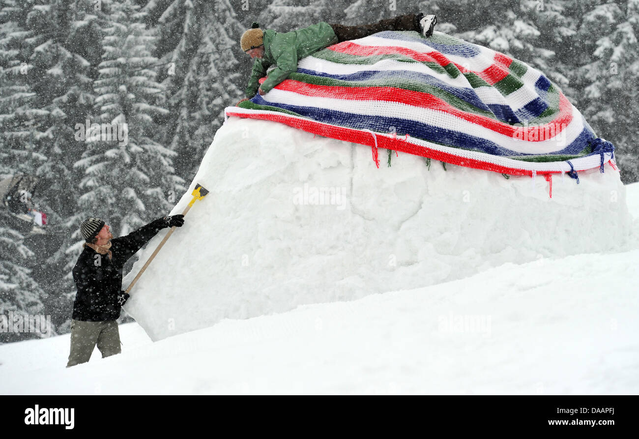 Andreas Haggenmüller crochets a giant bonnet in Ofterschwang, Germany, 20 January 2011. The bonnet is to be finished on the weekend and will consist from more than 50 kilgrams of wool and feature a circumference of more than nine metres. Photo: STEFAN PUCHNER Stock Photo