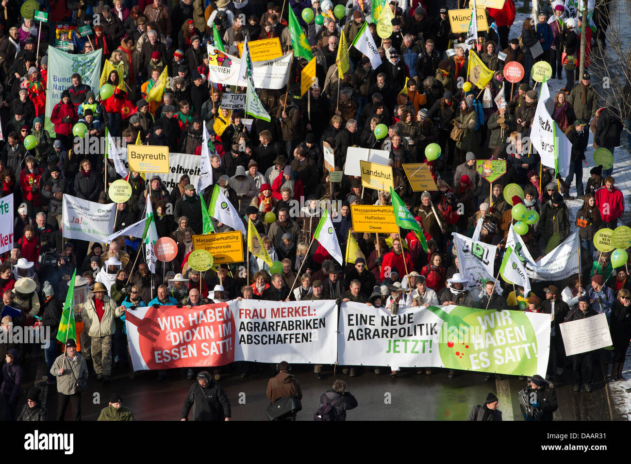 Demonstrators march from the main train station to the Brandenburg Gate in Berlin, Germany, 22 January 2011. Under the motto 'We've had enough!', farmers, food and drink companies, and animal rights organisations from all of Germany are demonstrating in Berlin against industrial agriculture. Photo: HERBERT KNOSOWSKI Stock Photo