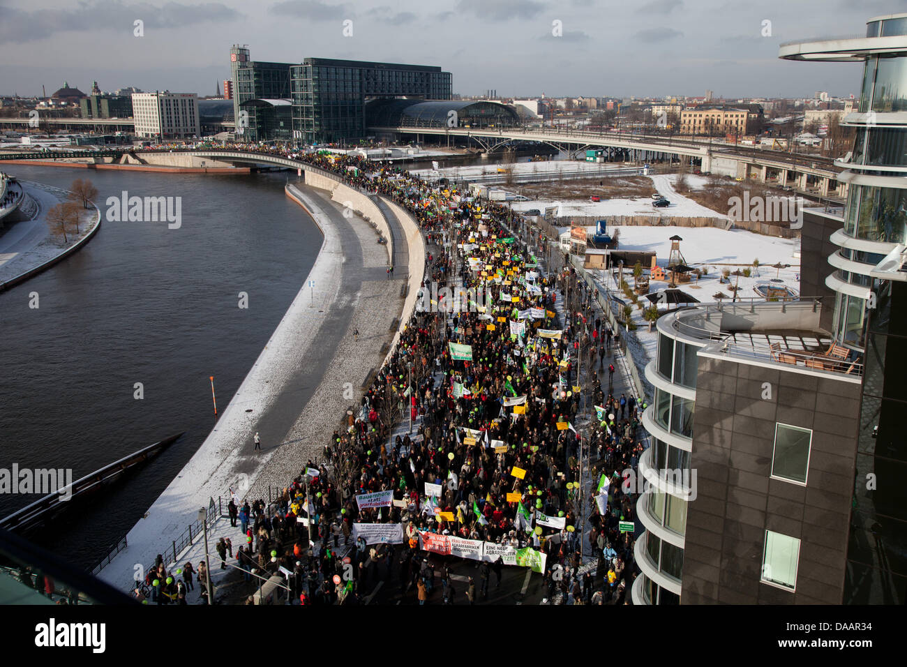 Demonstrators march from the main train station to the Brandenburg Gate in Berlin, Germany, 22 January 2011. Under the motto 'We've had enough!', farmers, food and drink companies, and animal rights organisations from all of Germany are demonstrating in Berlin against industrial agriculture. Photo: HERBERT KNOSOWSKI Stock Photo