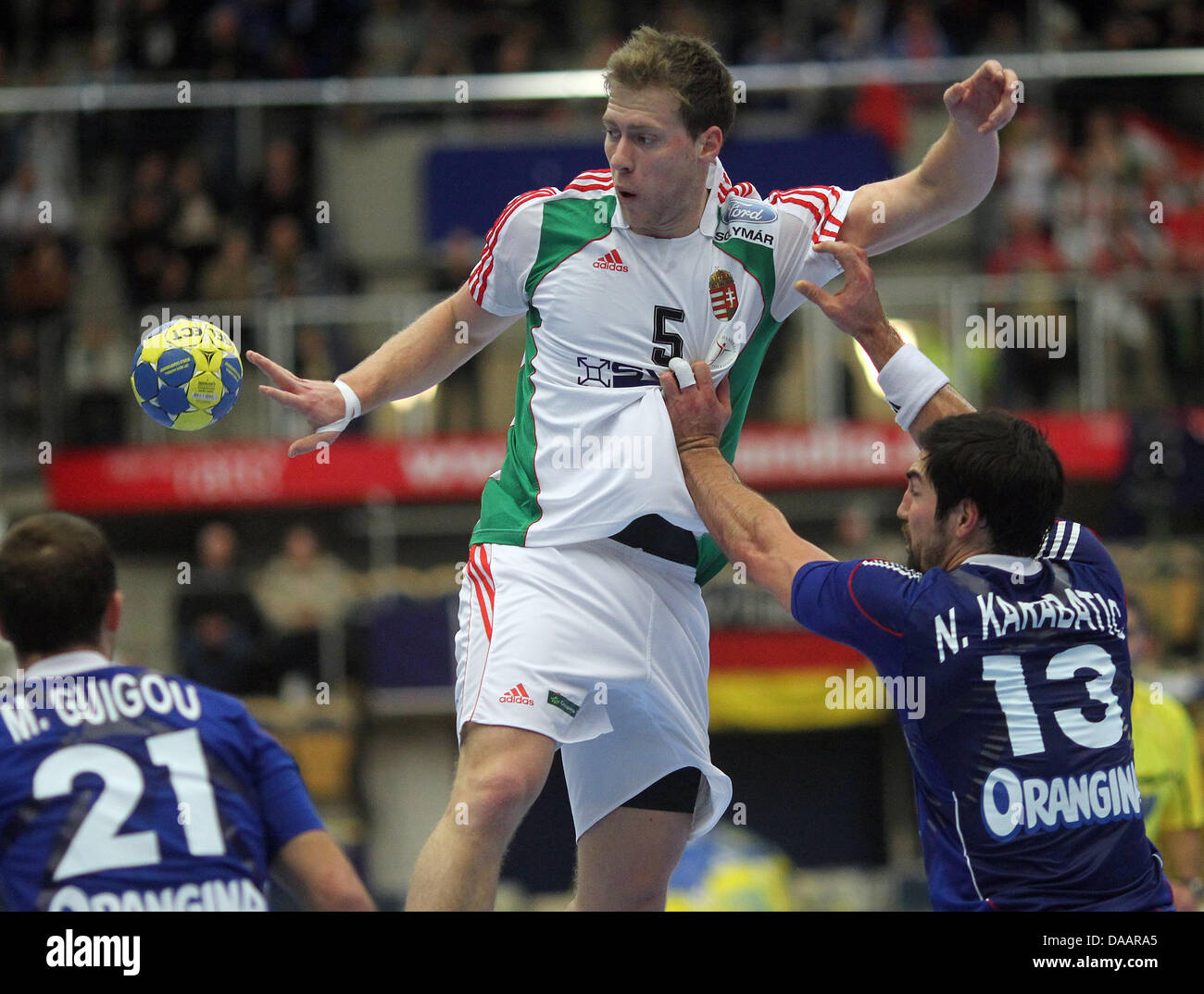 bison let at håndtere Let Gabor Csaszar (C) of Hungary against Nikola Kararbatic and Michael Guigou  of France during the Match the Men's Handball World Championship main round  group 1 match France against Hungary in Jönköping, Sweden,