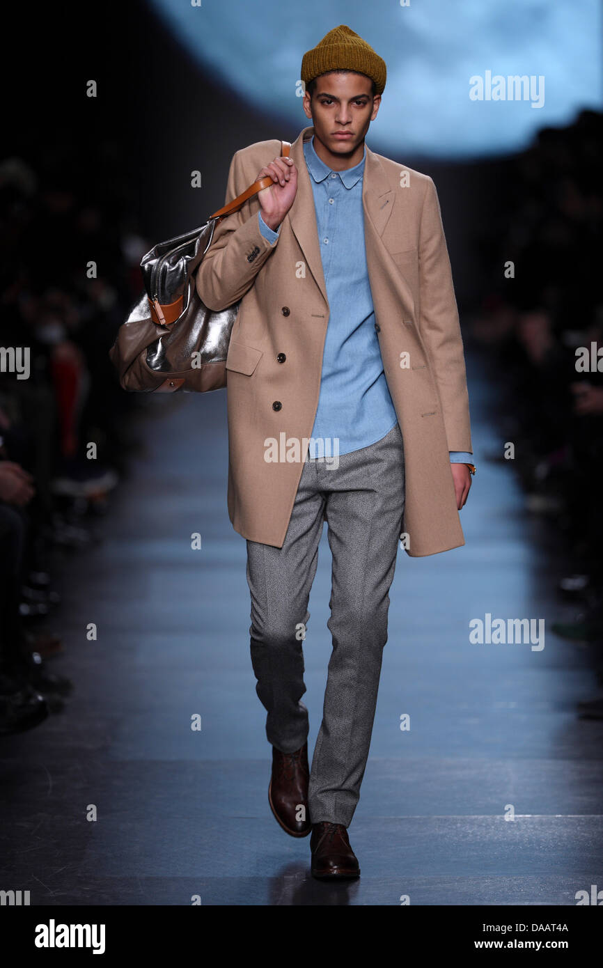 A model wears a creation as part of Paul Smith Men's fashion fall Stock  Photo - Alamy