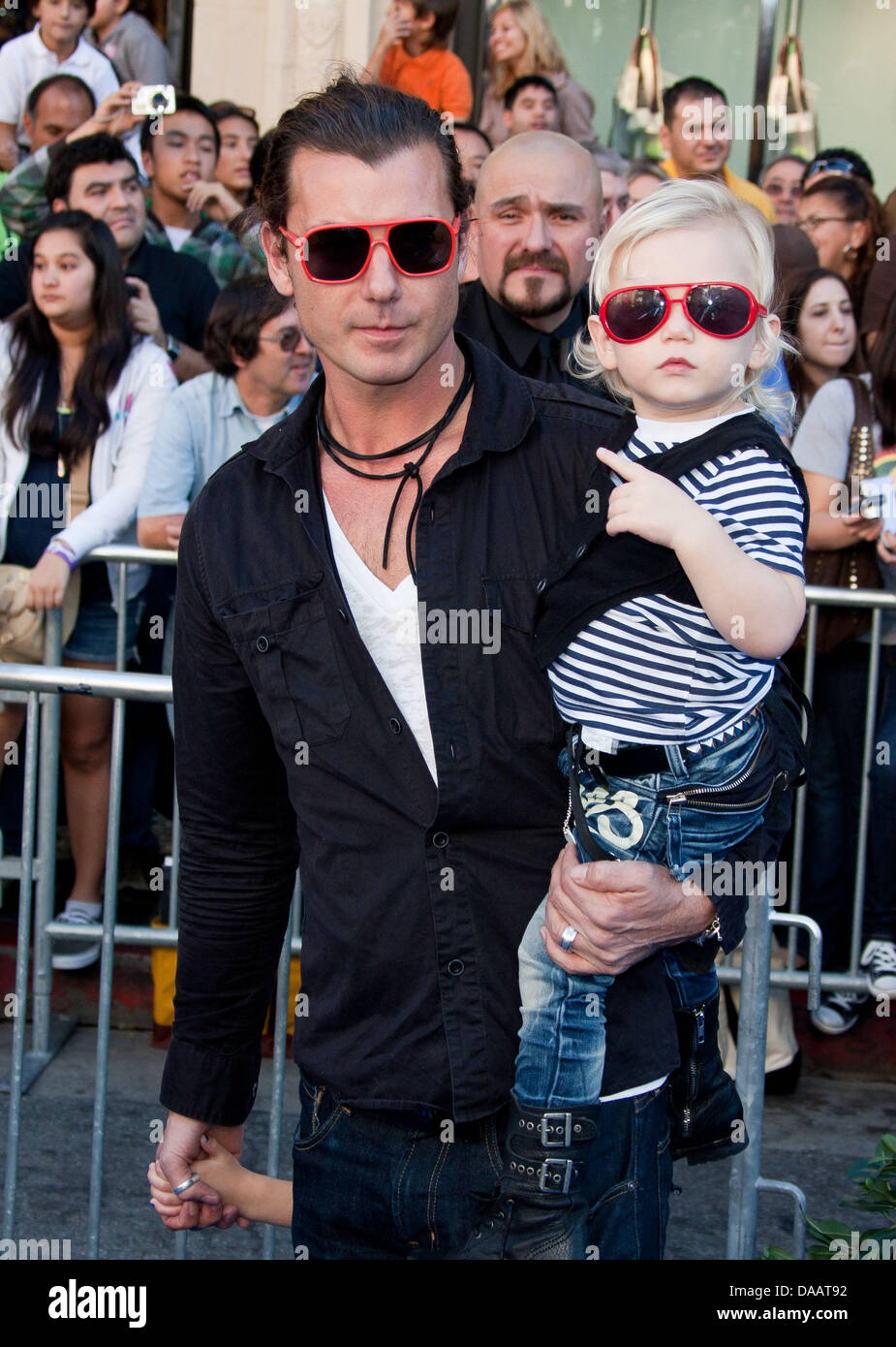 British musician Gavin Rossdale (C) and his sons Kingston Rossdale (L) and Zuma Rossdale (R) arrive for the world premiere of the film 'Gnomeo And Juliet' in Los Angeles, USA, 23 January 2011. Photo: Hubert Boesl Stock Photo