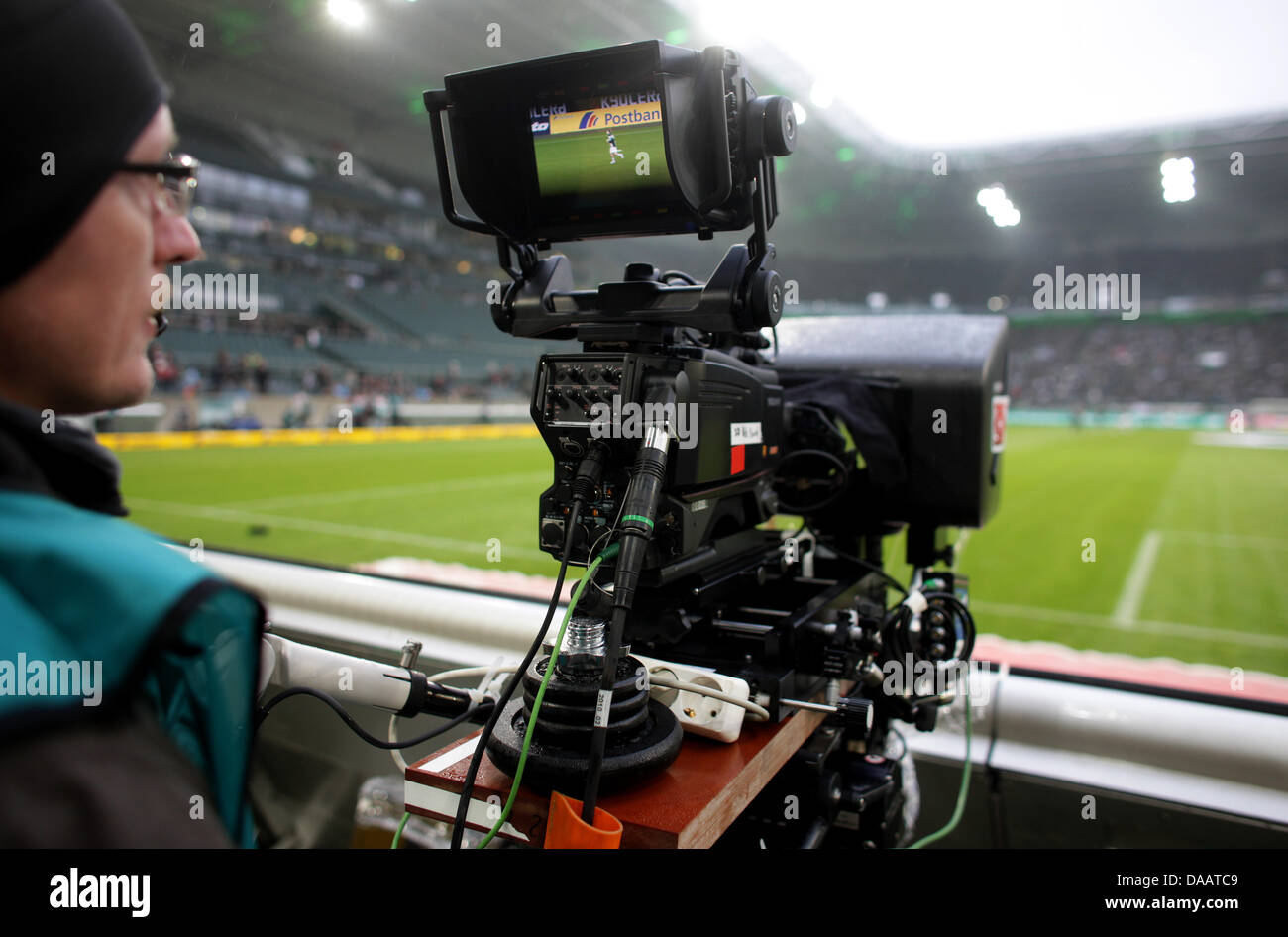 A cameraman operates a 3D steadicam during German Bundesliga match Borussia Moenchengladbach v Bayer 04 Lefverkusen at Borussia Park stadium in Moenchengladbach, Germany, 23 January 2011. Photo: Rolf Vennenbernd Stock Photo