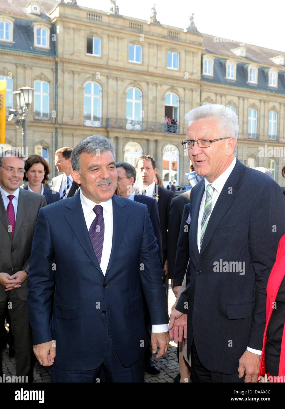 The Turkish President Abdullah Gul (L) and and Prime Minister of Baden-Wuerttemberg Winfried Kretschmann (R) stand in front of the New Palace in Stuttgart, Germany, 21 September 2011. Gul visited Stuttgart during his three-day-visit to Germany. Photo: BERND WEISSBROD Stock Photo