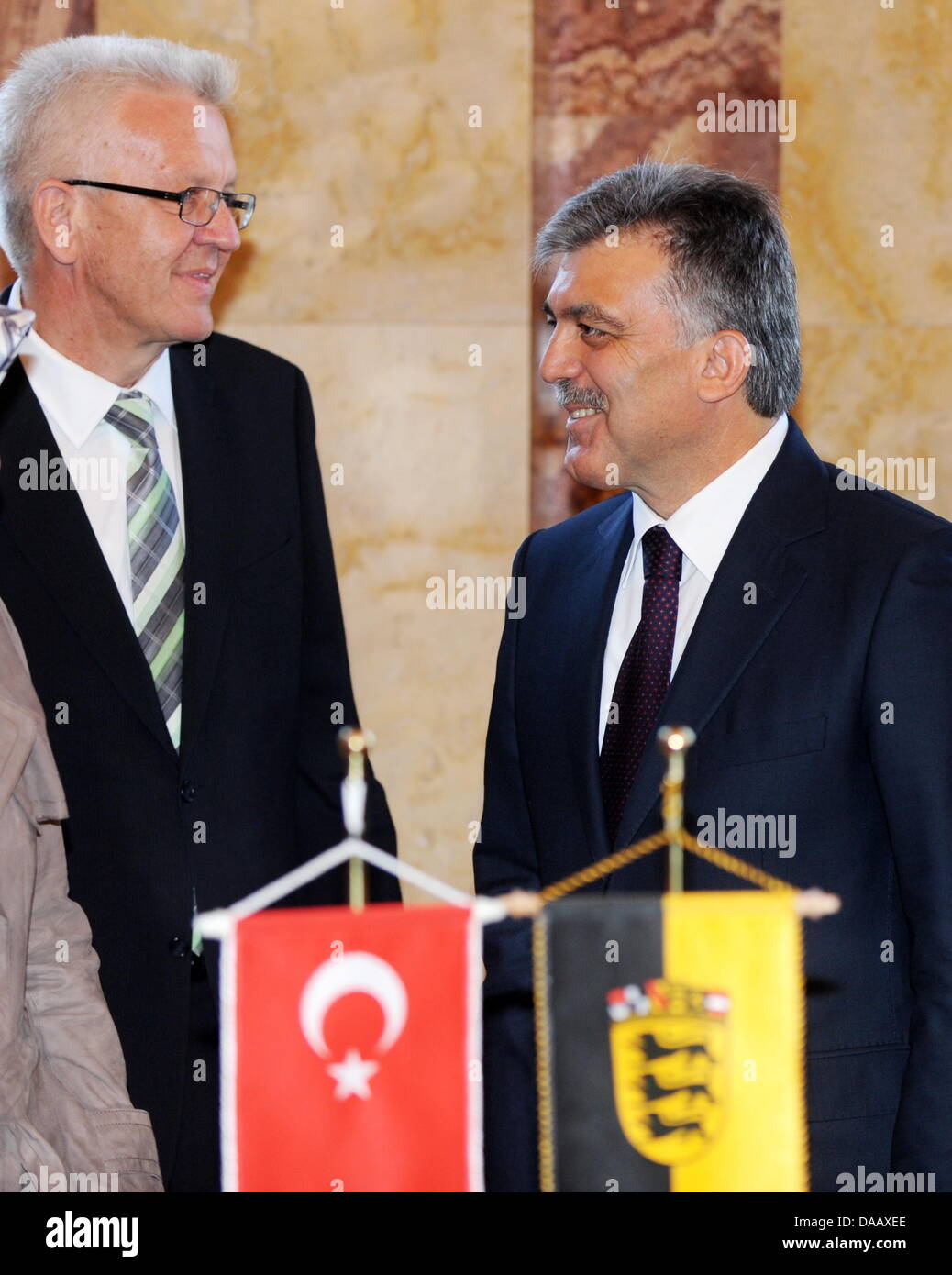The Turkish President Abdullah Gul (R) stands next to the Prime Minister of Baden-Wuerttemberg Winfried Kretschmann (L) inside the New Palace in Stuttgart, Germany, 21 September 2011. Gul visited Stuttgart during his three-day-visit to Germany. Photo: BERND WEISSBROD Stock Photo