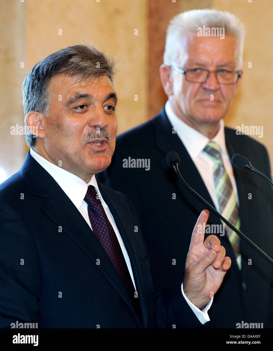 The Turkish President Abdullah Gul (L) speaks next to the Prime Minister of Baden-Wuerttemberg Winfried Kretschmann (R) inside the New Palace in Stuttgart, Germany, 21 September 2011. Gul visited Stuttgart during his three-day-visit to Germany. Photo: BERND WEISSBROD Stock Photo