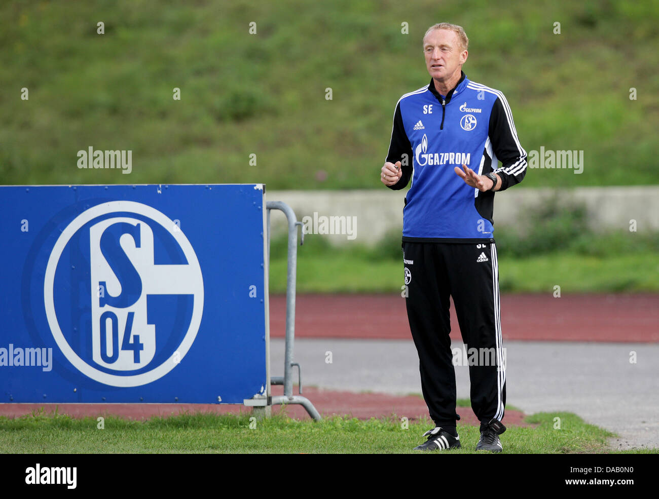 Schalke's assistant coach Seppo Eichkorn (C) leads the practice of FC Schalke 04 at Parkstadion in Gelsenkirchen, Germany, 23 September 2011. Photo: ROLF VENNENBERND Stock Photo