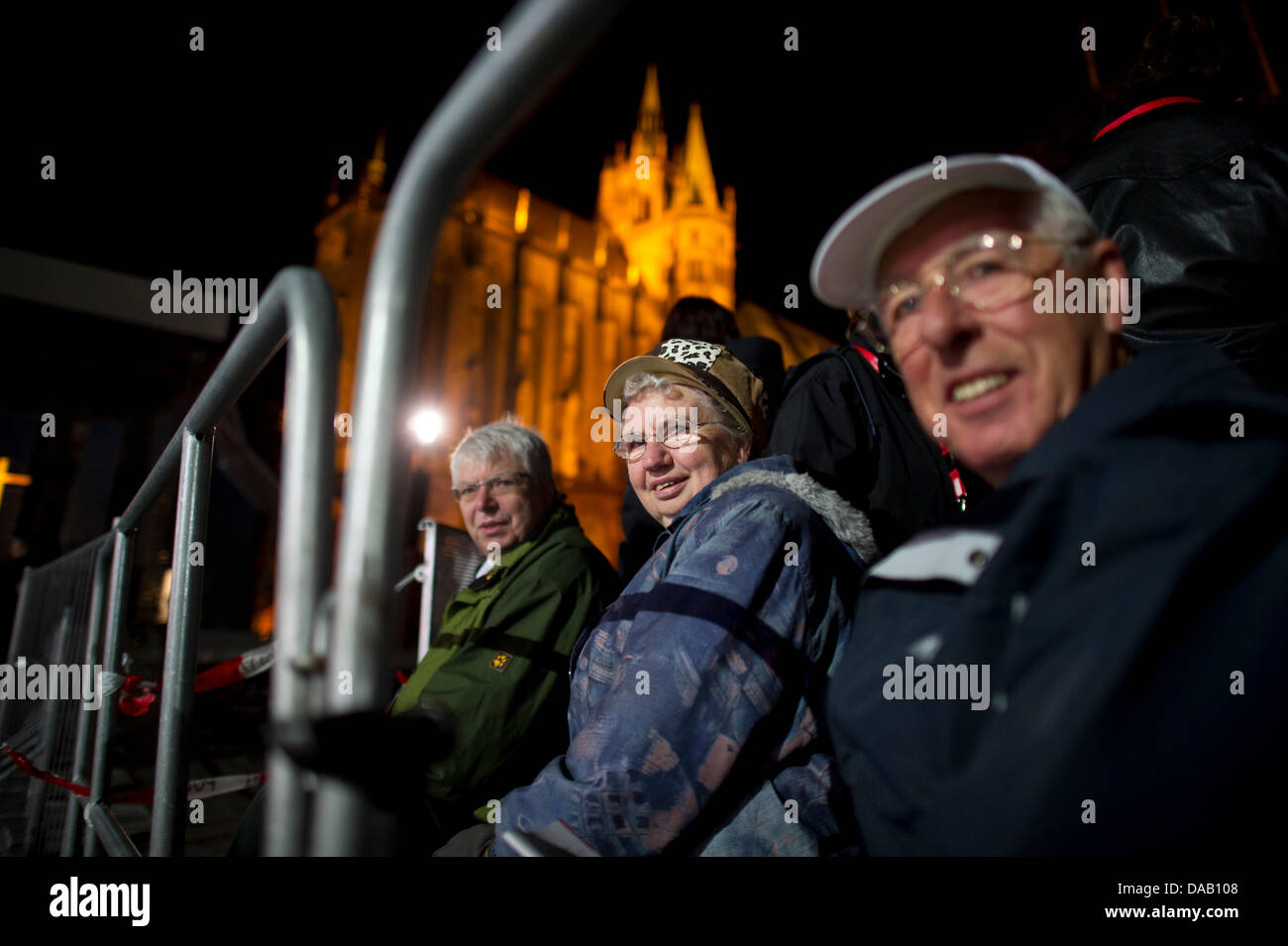 Visotors wait for a mass celebrated by the Pope at the cathedral square in Erfurt, Germany, early 24 September 2011. The head of the Roman Catholic Church is visiting Germany from 22-25 September 2011. Foto: Arno Burgi dpa/lth Stock Photo
