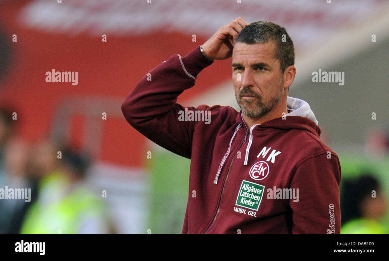 Kaiserslautern's head coach Marco Kurz  gestures during during the German Bundesliga match between VfL Wolfsburg and FC Kaiserslautern at Volkswagen Arena in Wolfsburg, Germany, 24 September 2011. Photo: JOCHEN LUEBKE (ATTENTION: EMBARGO CONDITIONS! The DFL permits the further utilisation of the pictures in IPTV, mobile services and other new technologies only no earlier than two h Stock Photo