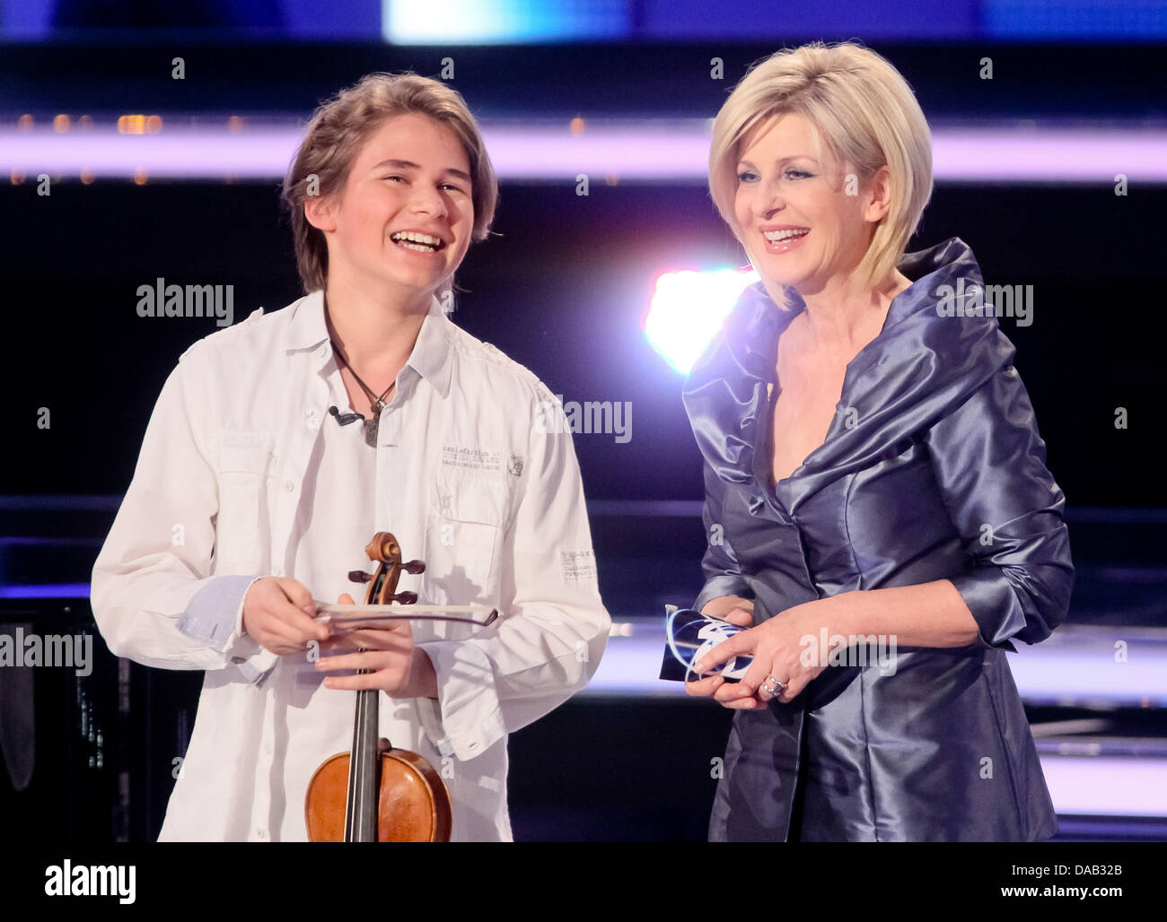 Television presenter Carmen Nebel (R) and young German violinist Elin Kolev during the live broadcast of the German television show  'Willkommen bei Carmen Nebel' (Welcome to Carmen Nebel) at the Getec-Arena in Magdeburg, Germany, 24 September 2011.     Photo: Andreas Lander Stock Photo