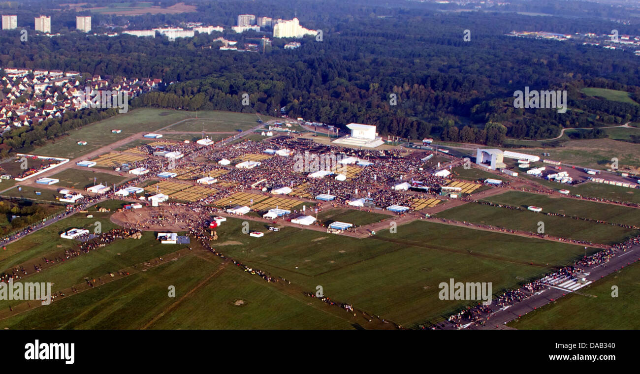 The picture from the air shows a crowd of people befor the mass at a former airfield in Freiburg, Germany, 25 September 2011. Foto: Privat dpa/lsw  +++(c) dpa - Bildfunk+++ Stock Photo