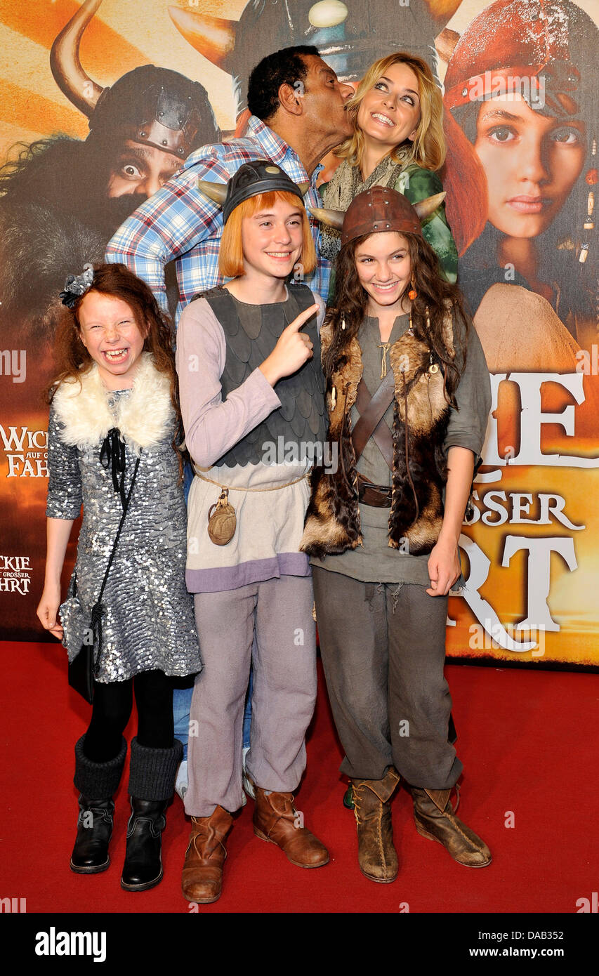 Jadea Mercedes Diaz (L-R), Jonas Haemmerle, Valeria Eisenbart, Guenther Kaufmann and Eva Padberg arrive for the premiere of their movie 'Wickie auf grosser Fahrt' ('Wickie on tour') in Munich, Germany, 25 September 2011. The follower of 'Wicki and the strong men' will be aired on 29 September 2011. Photo: URSULA DUEREN Stock Photo