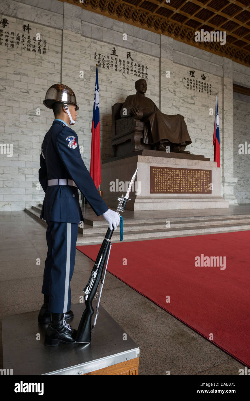 Ceremonial Guard On Duty In Chiang Kai Shek Memorial Hall Taipei Stock Photo Alamy Ceremonial Guard On Duty In Chiang Kai Shek Memorial Hall Taipei Stock Photo Alamy
