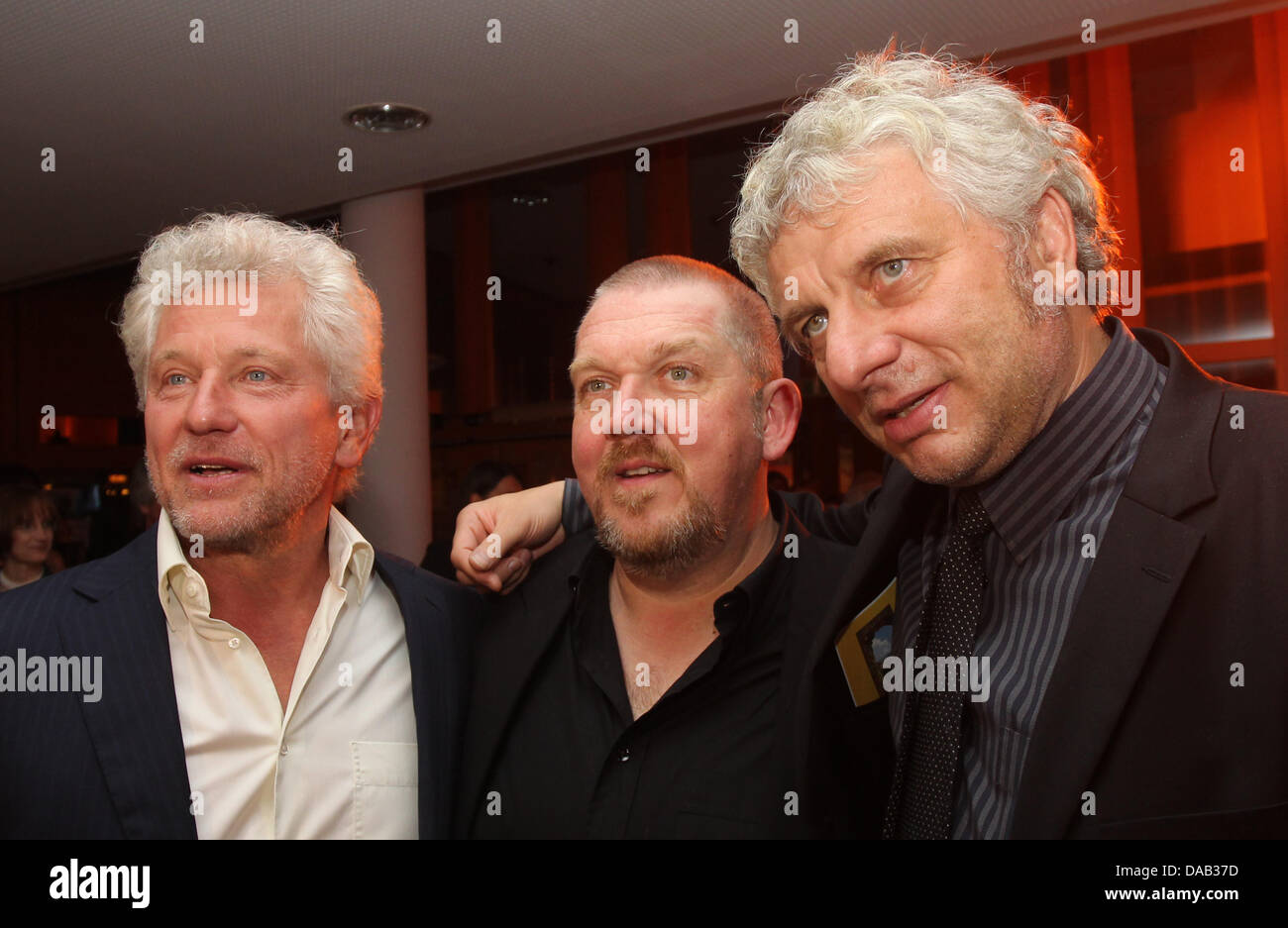 The police inspectors of the TV series Tatort Udo Wachtveitl (R) and Miroslav Nemec (L) pose with the presenter of the laudation Dietmar Baer during the gala evening of the crime fiction festival 'Tatort Eifel' in Daun, Germany, 24 September 2011. They were honoured with the Roland Film Prize earlier. The prize is named after the crime fiction director Juergen Roland and is awarded Stock Photo
